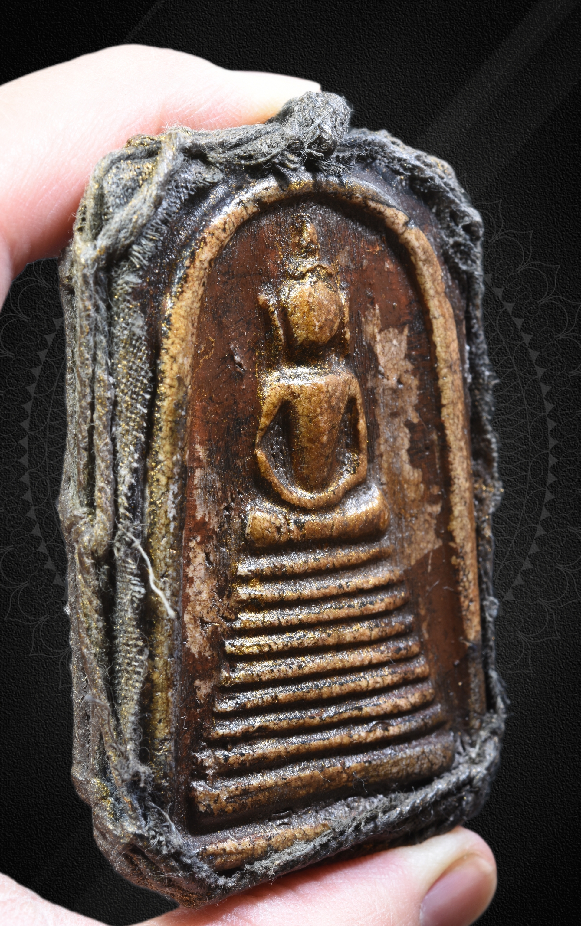 พระสมเด็จหลังก้างปลา ฐานเจดีย์ 9 ชั้น ( องค์ใหญ่ )