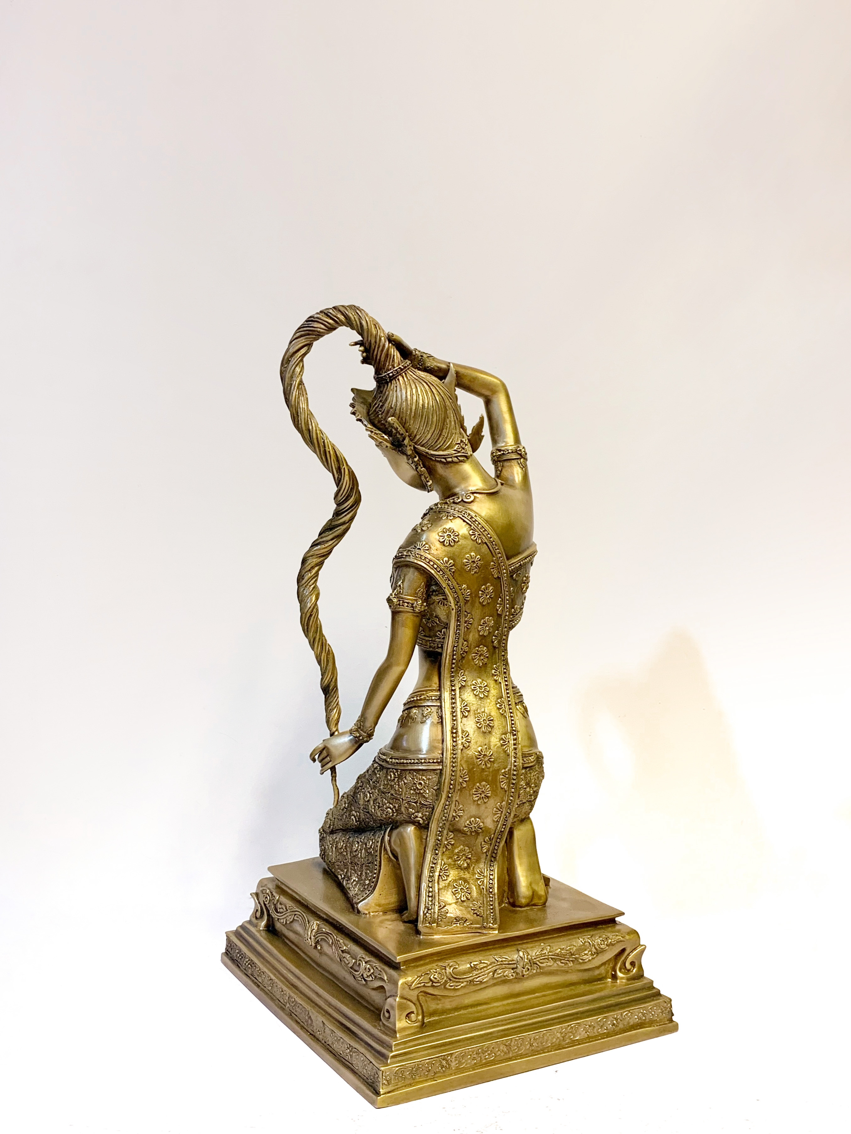 พระแม่ธรณีบีบมวยผม หน้าตัก 9 นิ้ว