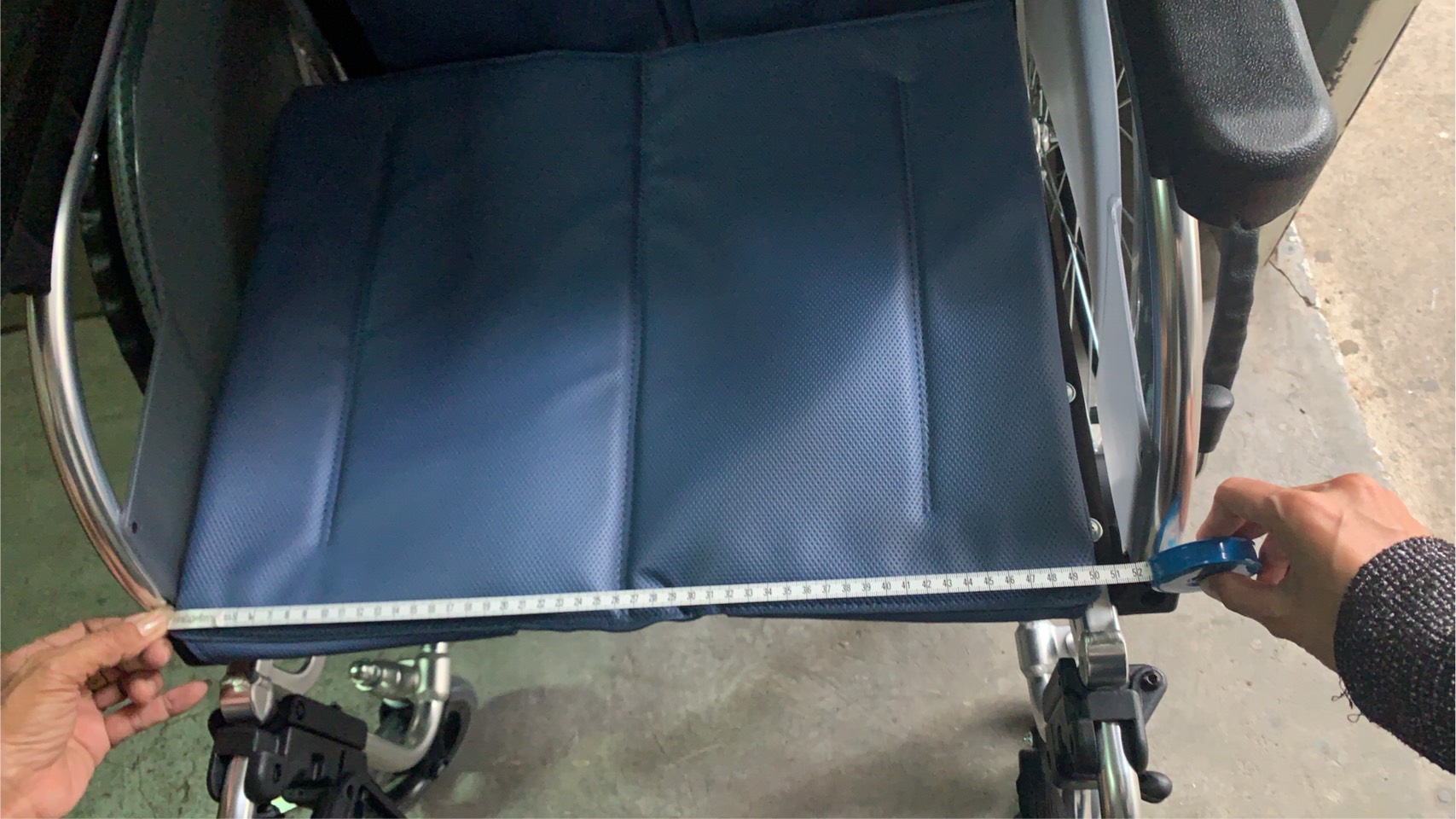 รถเข็นวีลแชร์ไซร้ใหญ่ อลูมิเนียม แบรนด์ญี่ปุ่น Matsunaga AR-500 (車いす) เบาะนั่งกว้างพิเศษ 20 นิ้ว + โครงที่พักเท้าแบบปรับได้ สามารถยกตรงได้ (Elevating Foot Rest) เหมาะกับผู้ใช้งานใส่เฝือกที่ขา รับน้ำหนักสูงสุด 130 กก. สำหรับคนมีรูปร่างอ้วน ใหญ่