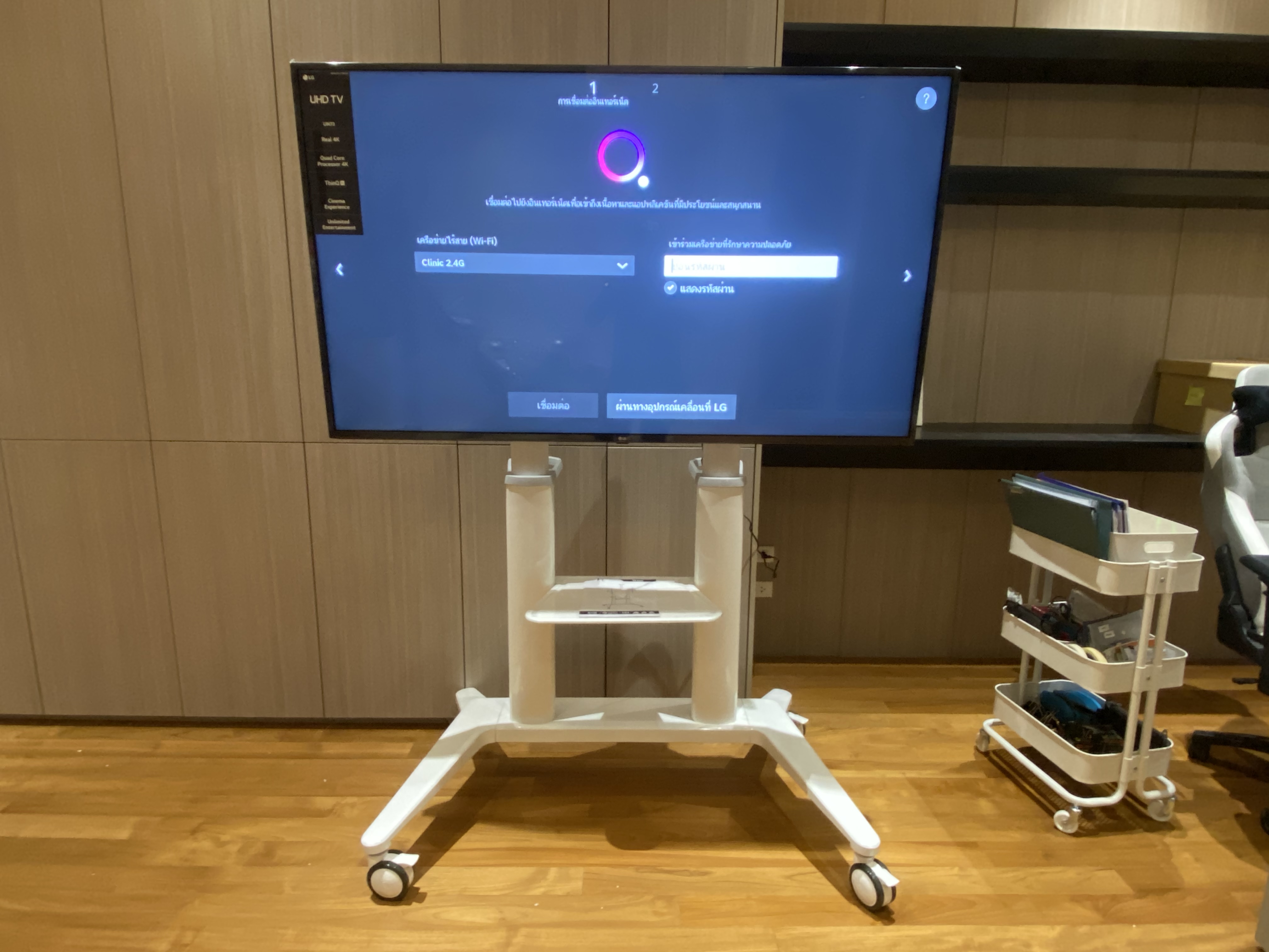 JMTVSTAND MT-F9400 ขาตั้งพื้นทีวีมีล้อเลื่อนTV Stand วัสดุ Aluminium อลูมิเนียม{สีขาว} แข็งแรง สวยหรู ทรงทันสมัย รองรับทีวี 70"-120"นิ้ว{รับประกัน 3 ปี}0964746498