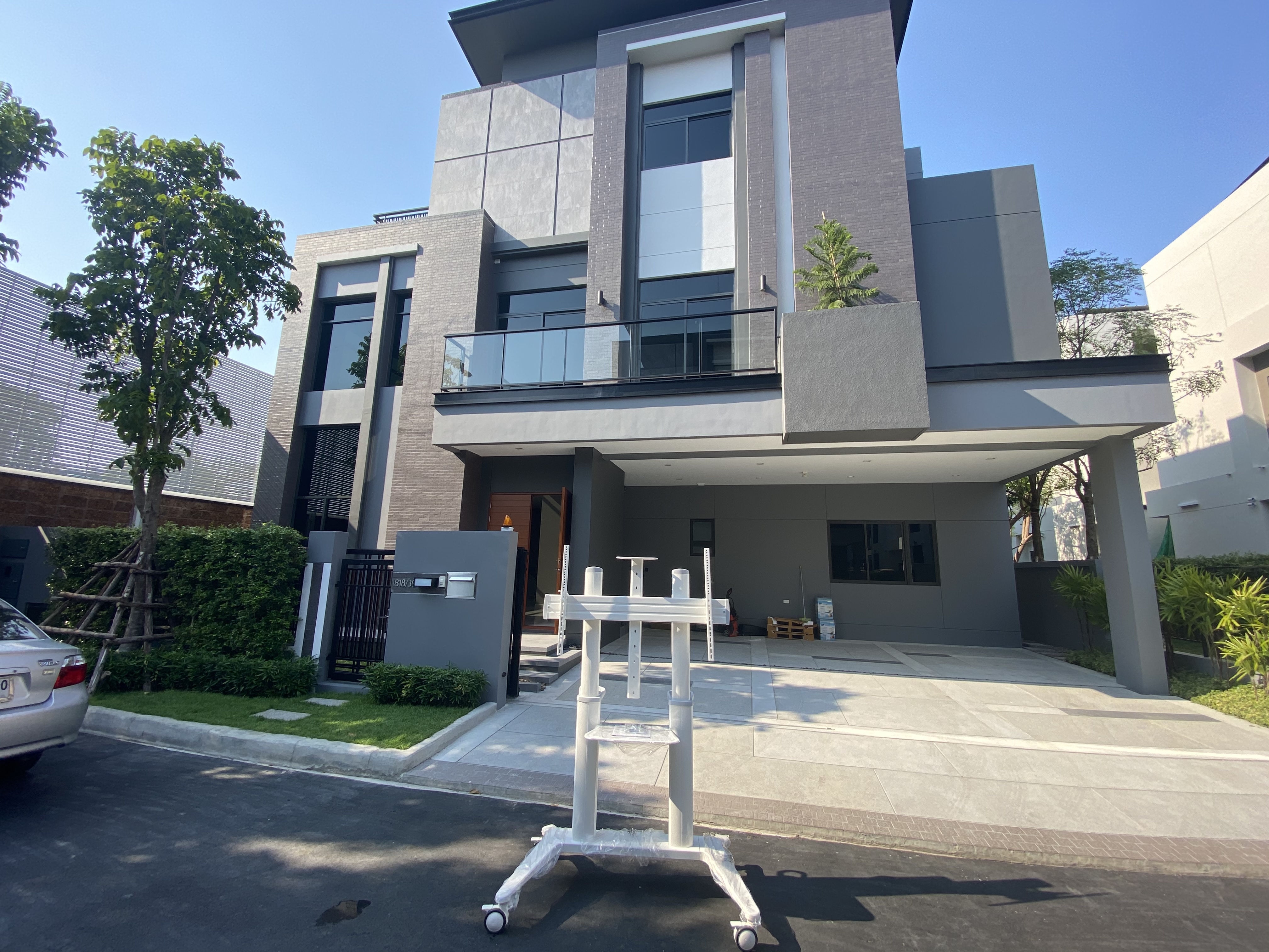 JMTVSTAND MT-F9400 ขาตั้งพื้นทีวีมีล้อเลื่อนTV Stand วัสดุ Aluminium อลูมิเนียม{สีขาว} แข็งแรง สวยหรู ทรงทันสมัย รองรับทีวี 70"-120"นิ้ว{รับประกัน 3 ปี}0964746498