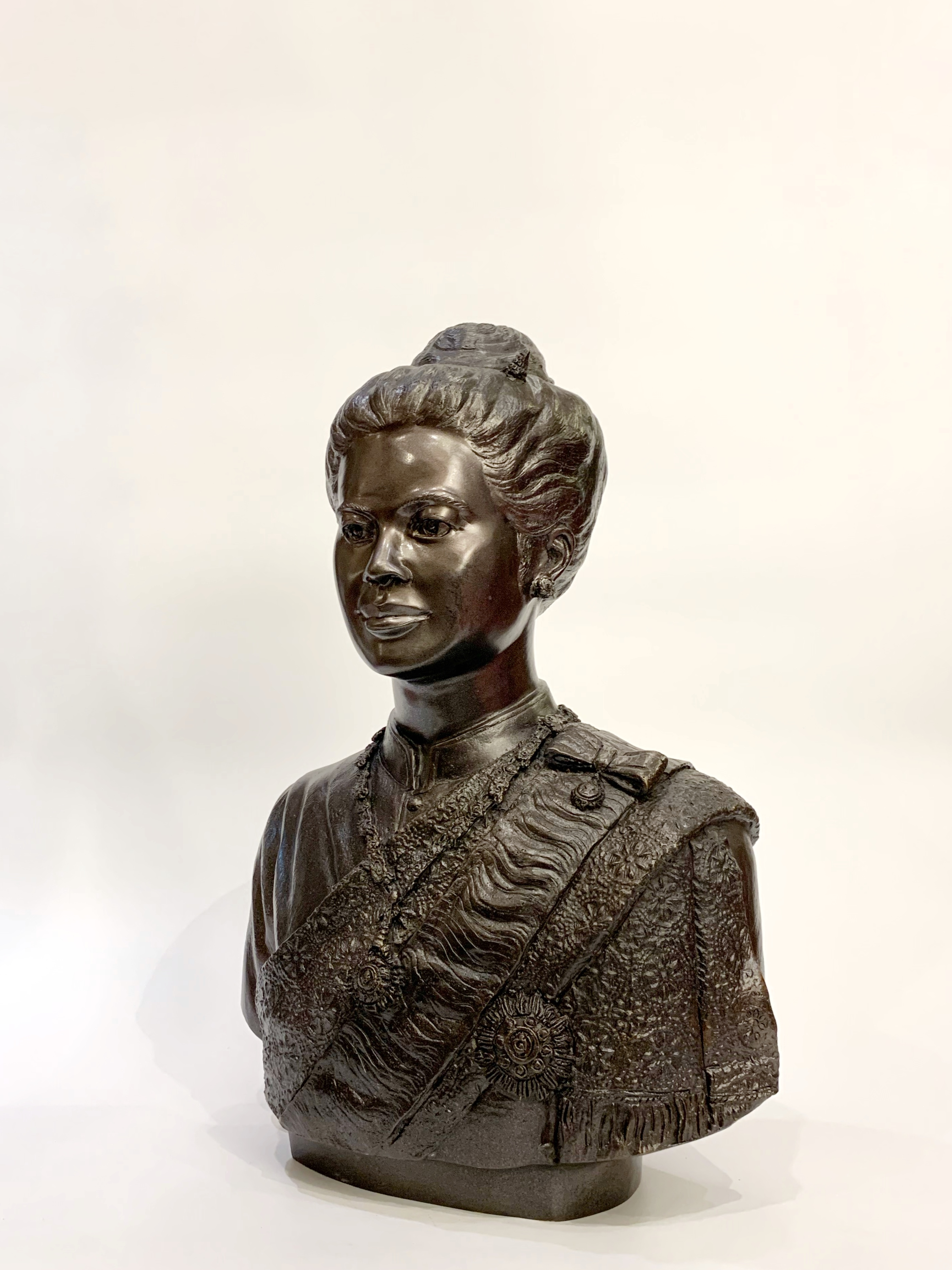 สมเด็จพระนางเจ้าสิริกิติ์ ครึ่งพระองค์