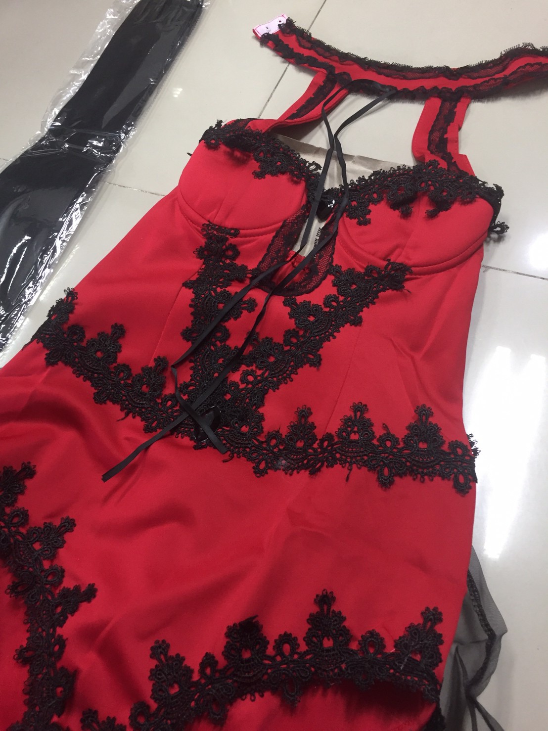 ชุดพีอาร์ พริตตี้ วันพีท สีแดง แต่งลูกไม้ดำ แต่งกระโปรงรูดหางปลาสีดำ