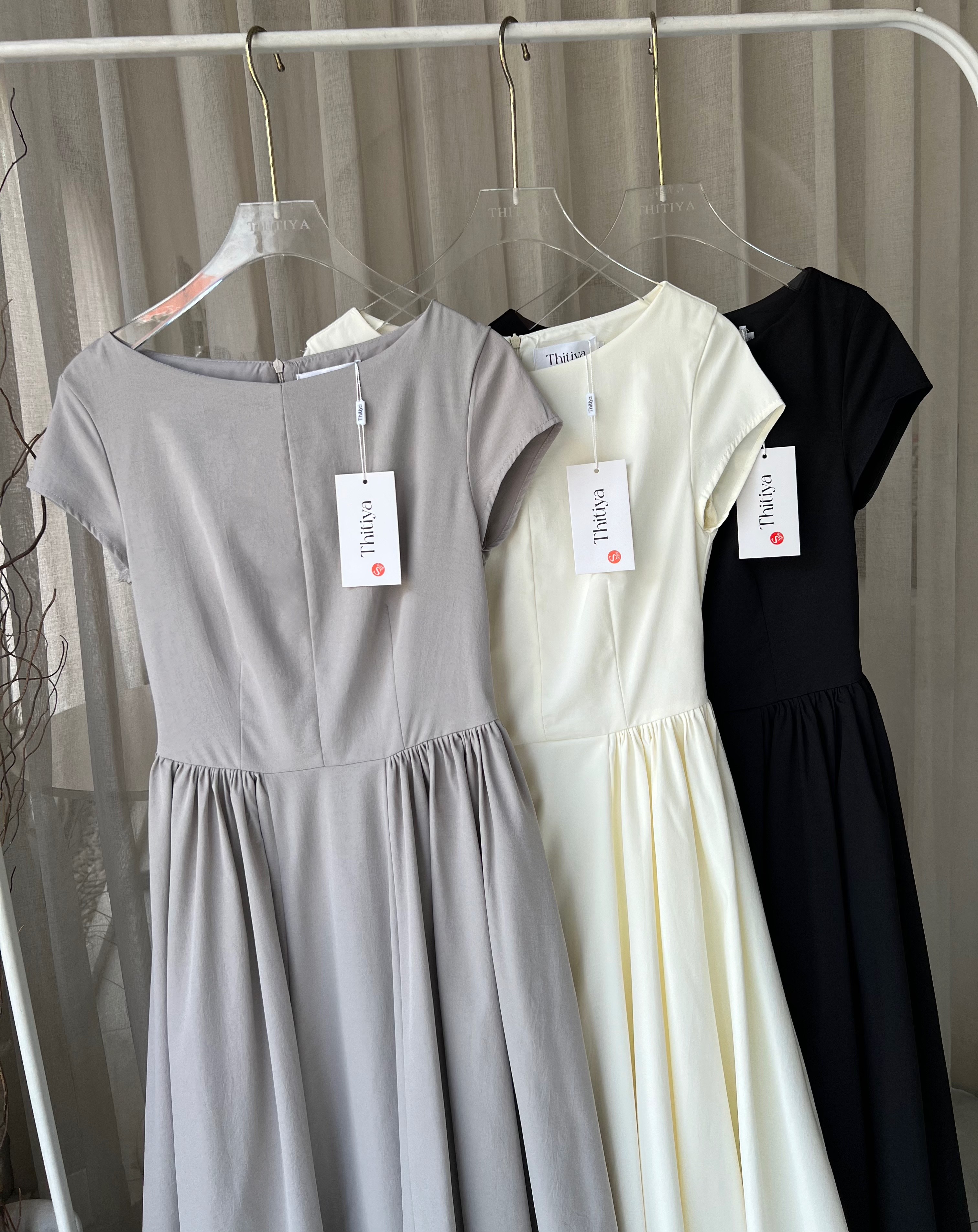 #5054 Iris Dress เดรสแขนเต่อ ทรงคอปาด ให้ลุคดูสวยแพงแบบเรียบหรู หุ่นสวย เนื้อผ้าฝ้ายผสมดีดลินิน