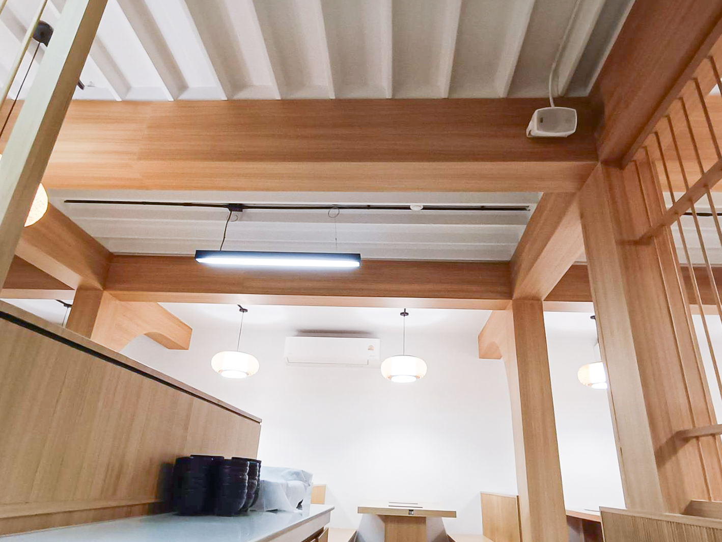 ติดตั้งเครื่องเสียง เดินสายลำโพง ติดลำโพง 6 ใบ แอมป์ขยายเสียง 1 เครื่อง ร้าน NIGIWAI ปากซอยสายไหม 73 ในงบประมาณ 18,500 บาท