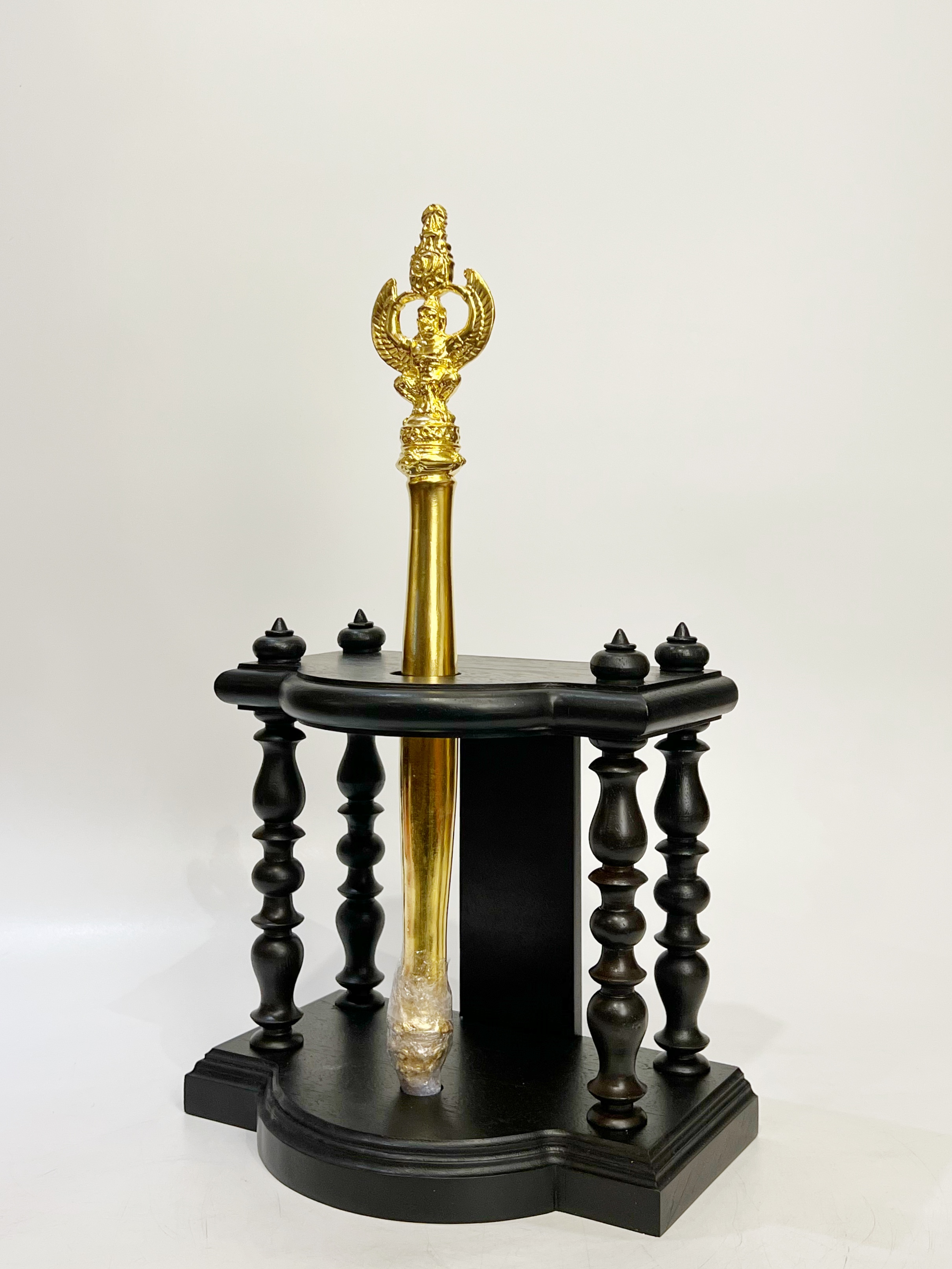 พระคฑาจอมพล ในรัชกาลที่ 9 พร้อมแท่นวางไม้มะค่าแบบสี่เสา