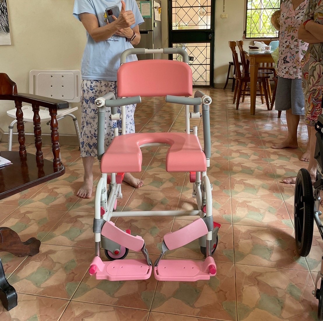 รถเข็นคร่อมสุขภัณฑ์ อาบน้ำ นั่งถ่าย อเนกประสงค์ ยกที่วางแขนเปิดได้ โครงพักเท้าสวิงได้ MATSUNAGA รุ่น SW21W (入浴関連) พับเก็บได้ แบรนด์จากประเทศญี่ปุ่น รับประกันโครงสร้าง 5 ปี (รุ่นยอดนิยม