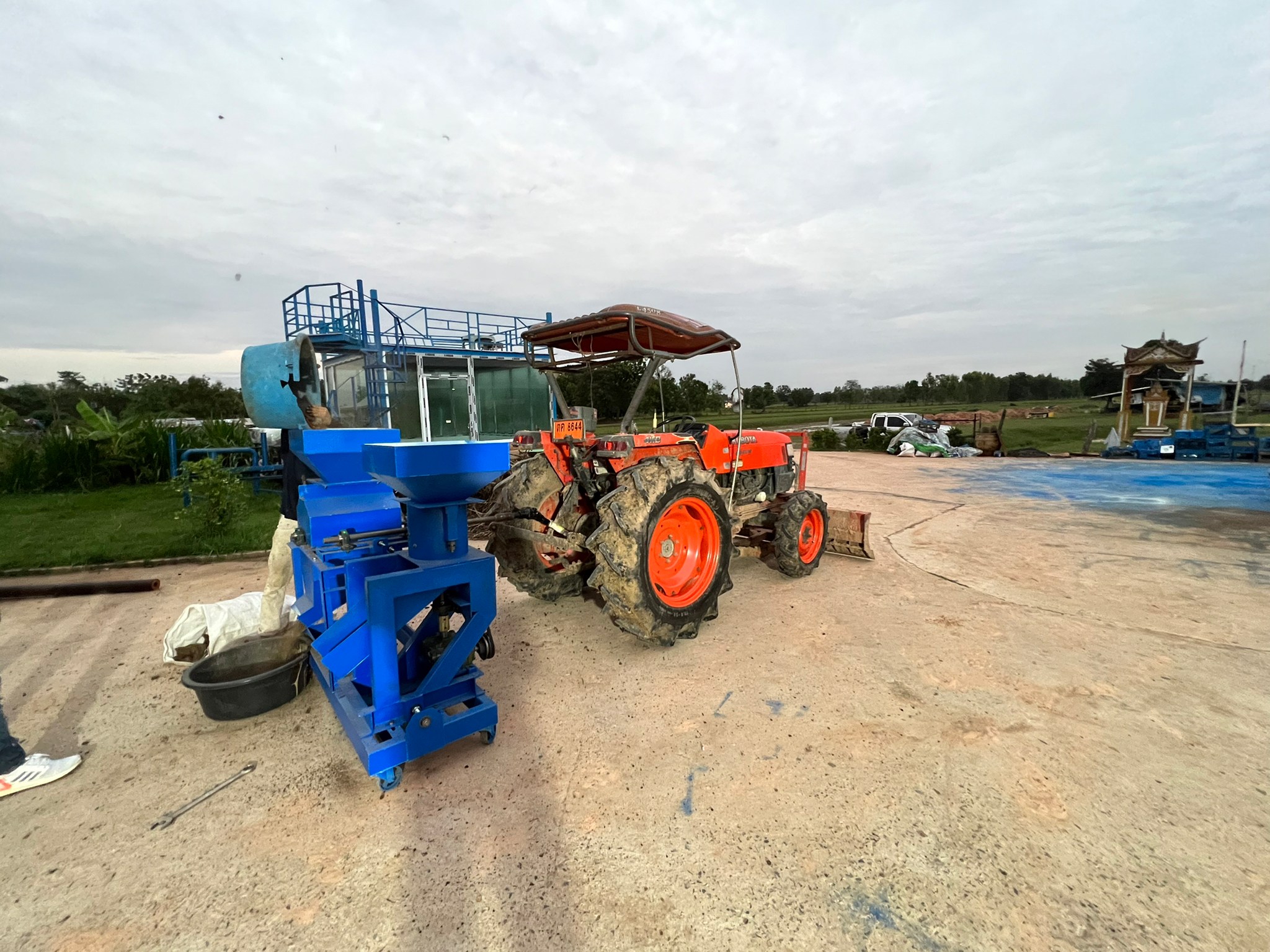 เครื่องอัดเม็ดและเครื่องตีป่น 2หัว เเบบติดรถไถนั่งขับPTO