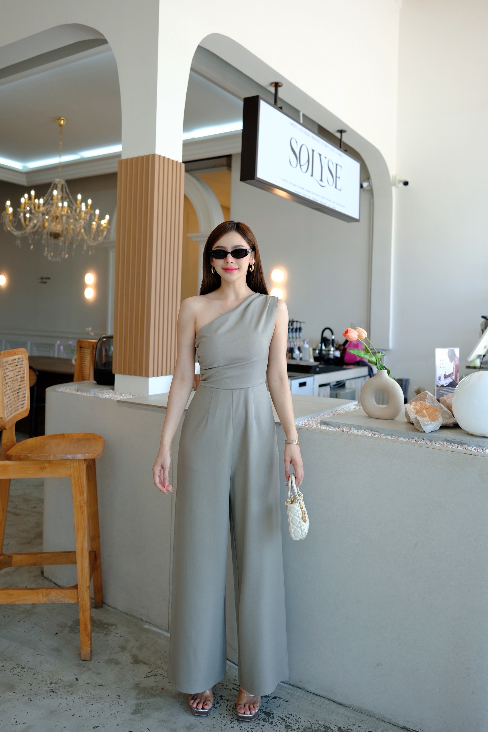 #5512 Eira Jumpsuit จั๊มยาวไหล่เดียว ผ้าดีเนื้อเรียบ ทิ้งตัวสวย ช่วงบนซับในอย่างดี งานเพิ่มกระเป๋าข้างสองฝั่ง Thitiya