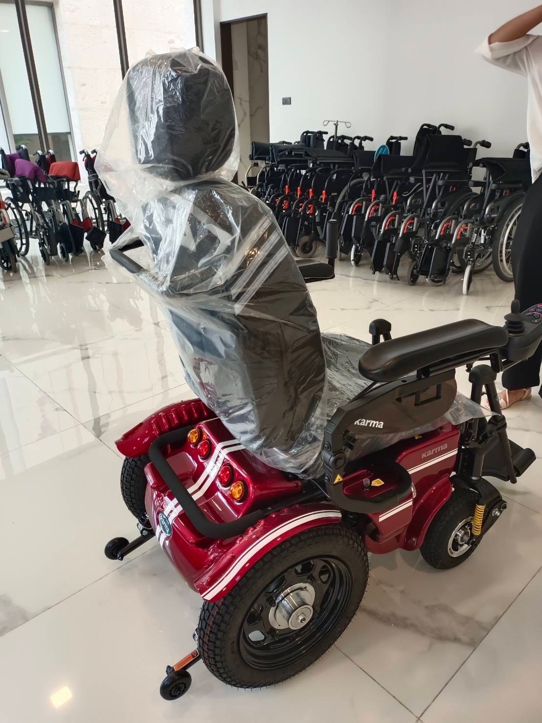 รถเข็นไฟฟ้าคาร์ม่า รุ่น Saber KP45.5 (Power WheelChair KARMA Saber KP45.5) สามารถปรับเอนนอนได้ รับประกันศูนย์ 5 ปี (รุ่น TOP)