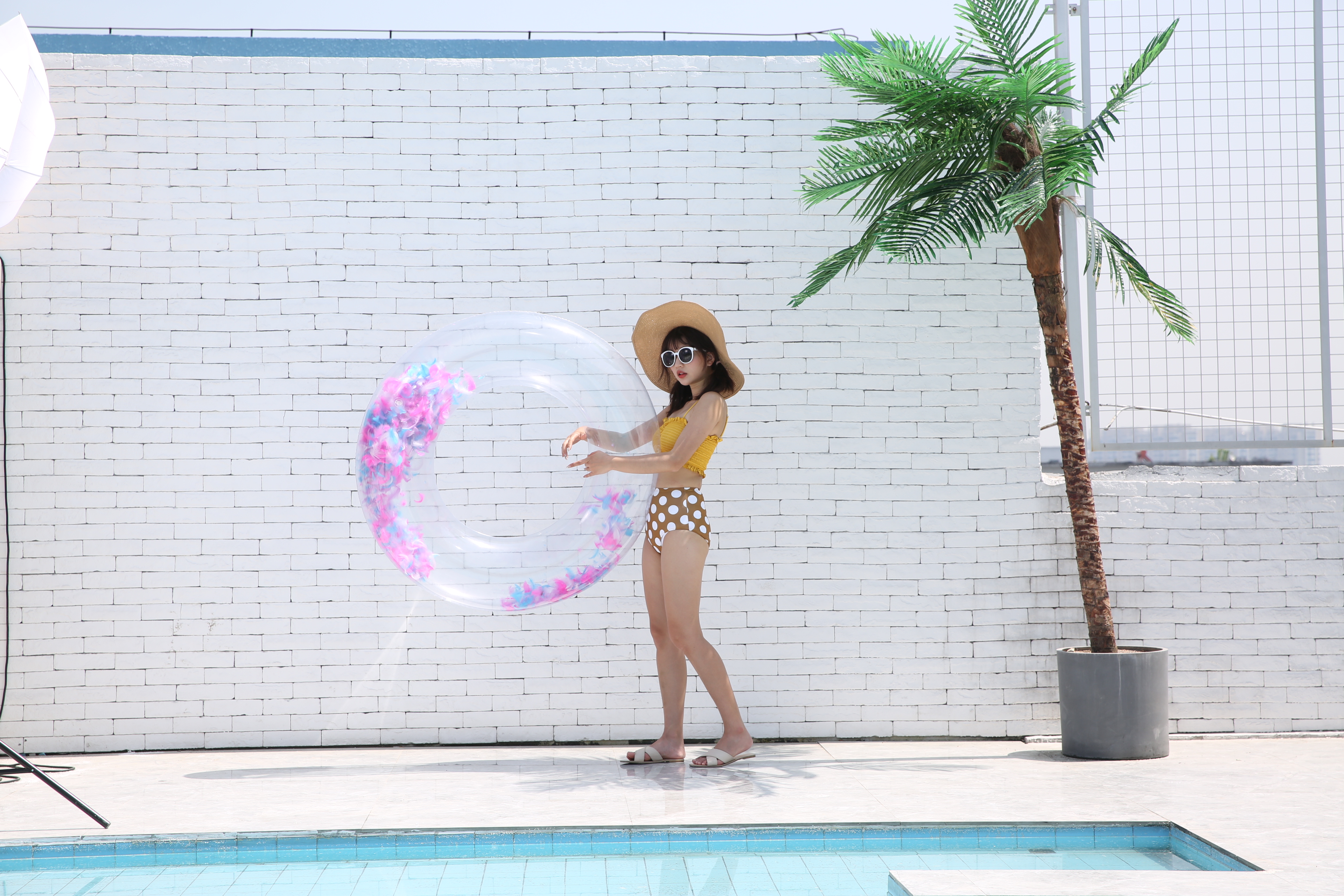ห่วงยางใส ลายขนนก Inflatable Feathers Translucent Pool Float