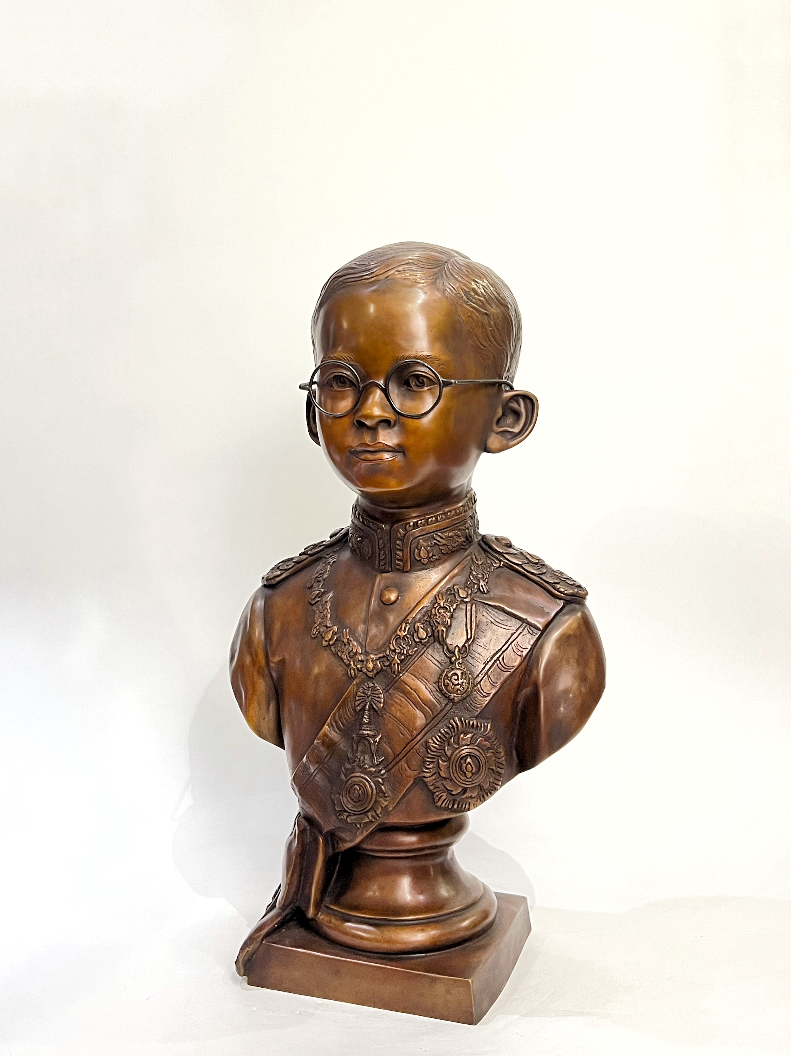 รัชกาลที่ 9 ครึ่งพระองค์ ทรงพระเยาว์