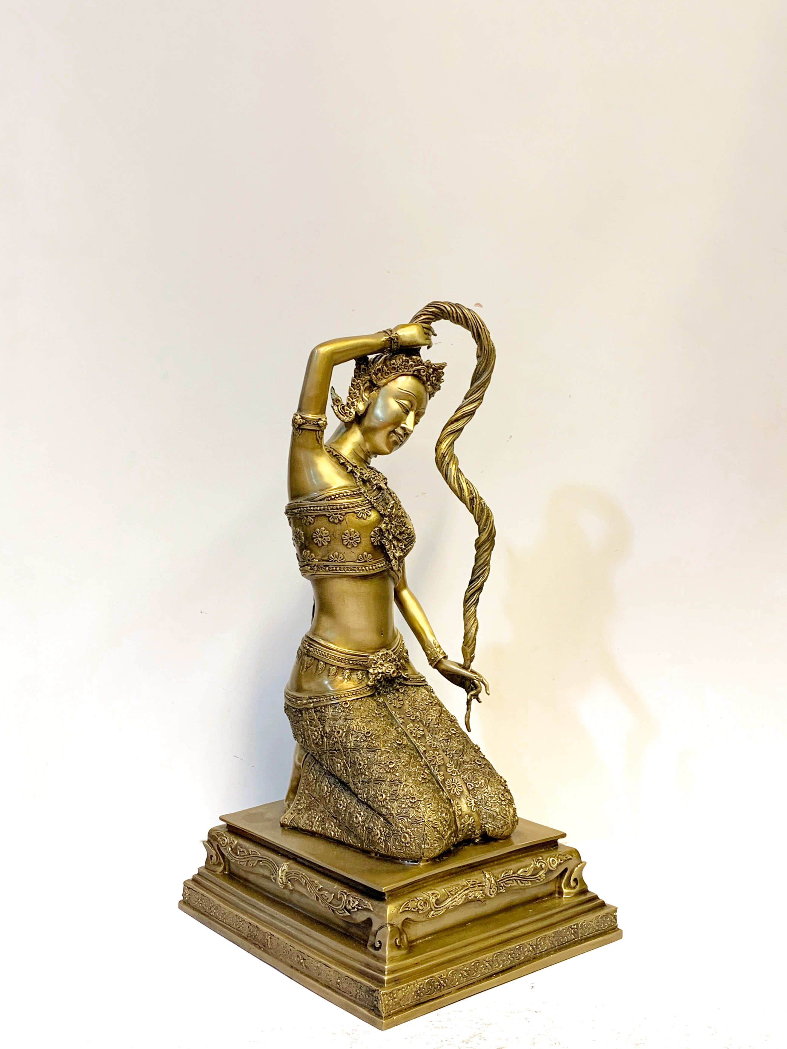 พระแม่ธรณีบีบมวยผม หน้าตัก 9 นิ้ว