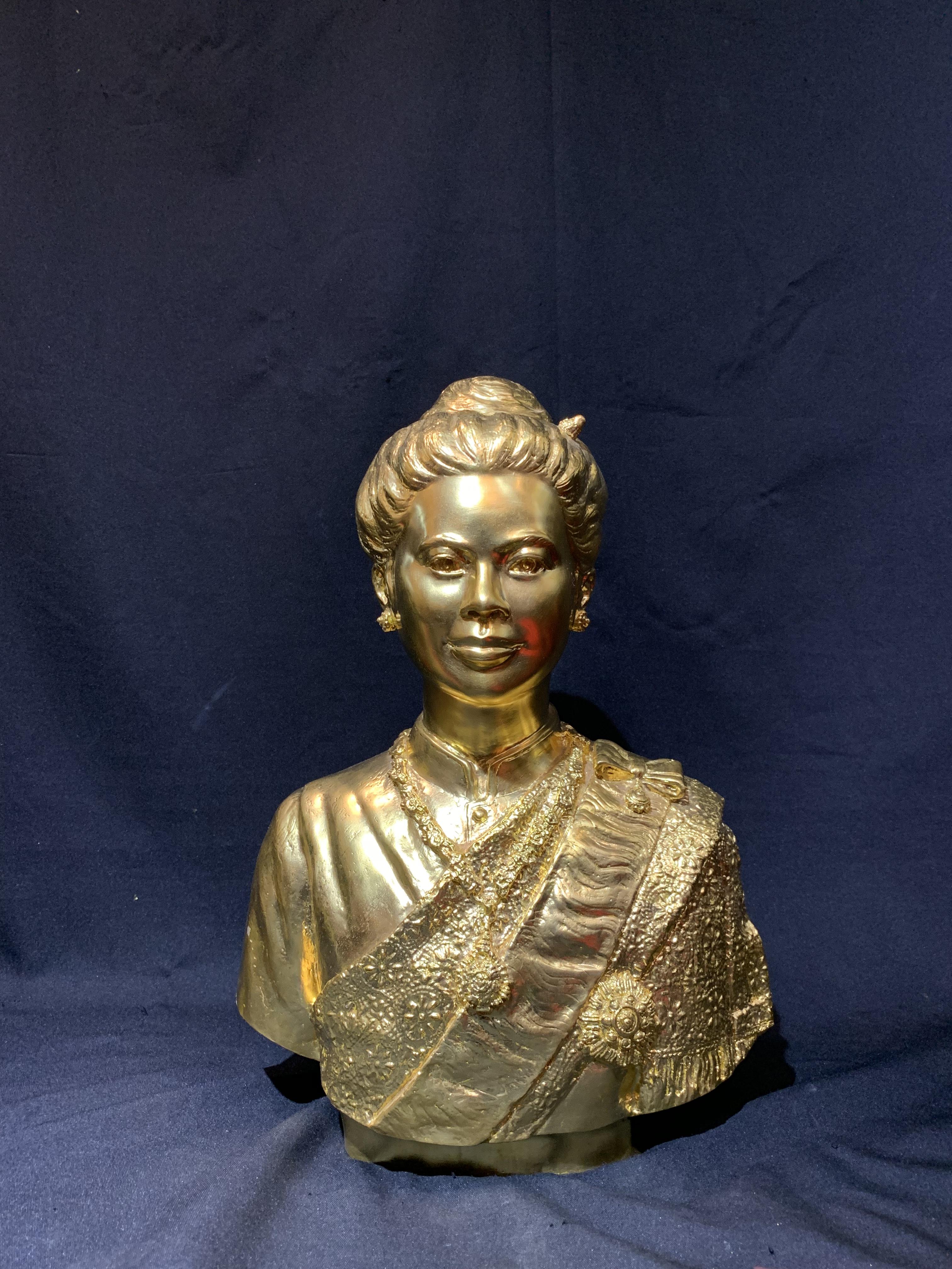 สมเด็จพระนางเจ้าสิริกิติ์ ครึ่งพระองค์