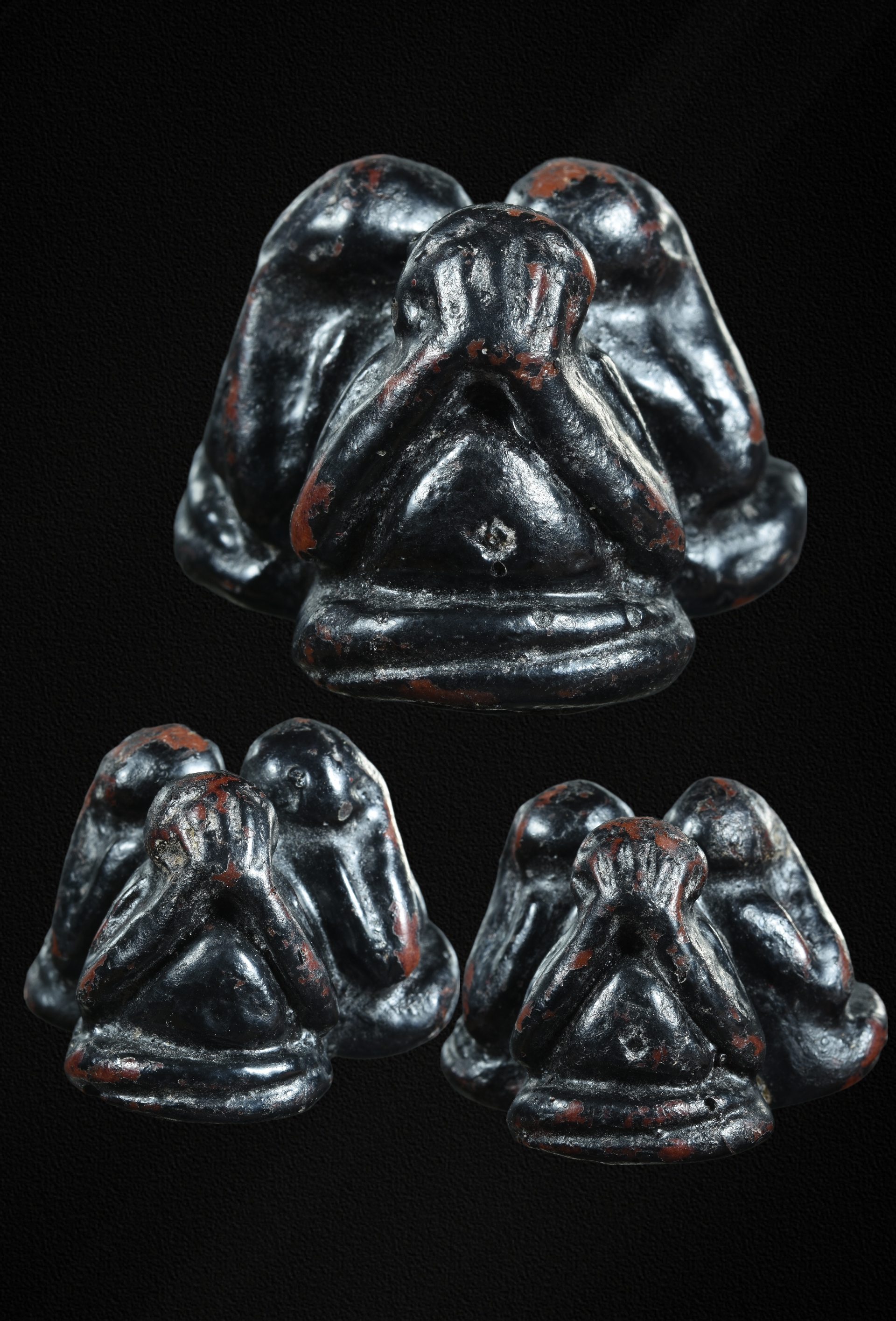 พระปิดตาสามเกลอ เนื้อผงคลุกรัก