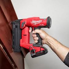 MILWAUKEE M18 FN18GS-502 เครื่องยิงตะปูไร้สาย แรงดัน 18 โวลท์ พร้อมแท่นชาร์จ แบต 2.0 AH x 2 ก้อน