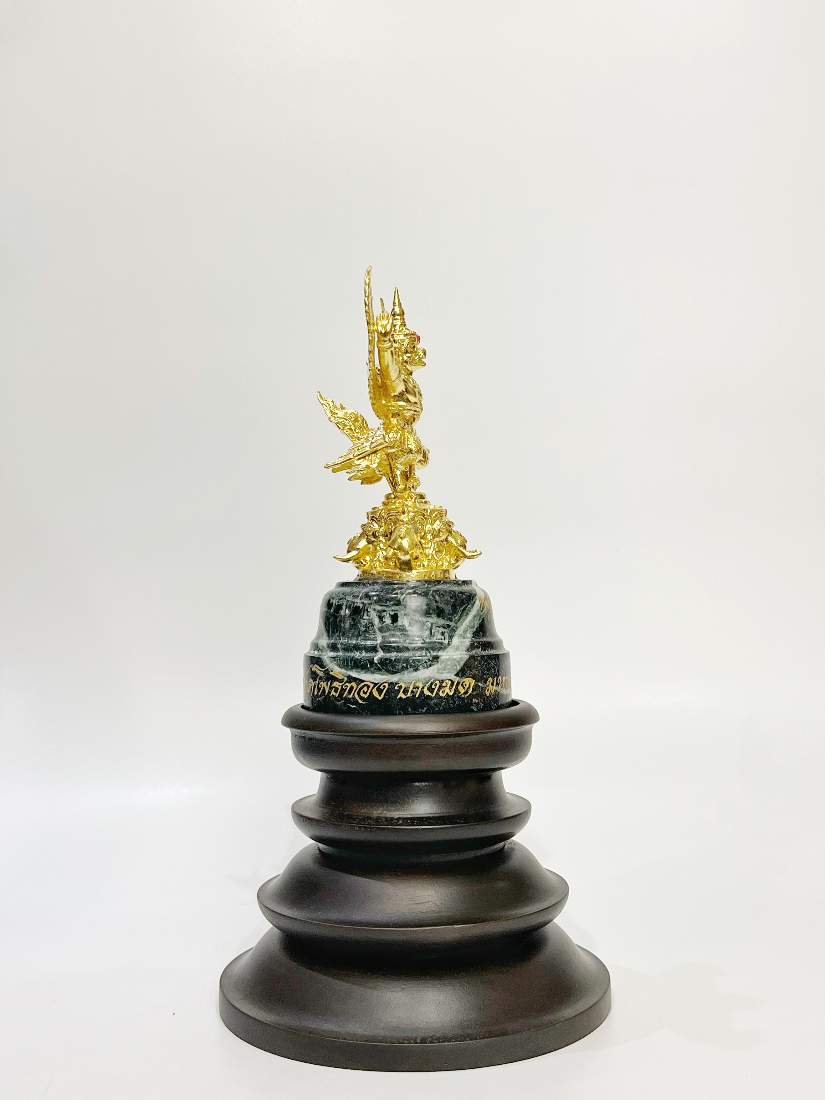 พญาครุฑ องค์บูชา รุ่น มหาเศรษฐี สูง 8 นิ้ว (ขนาดกลาง) พร้อมฐานมะค่า