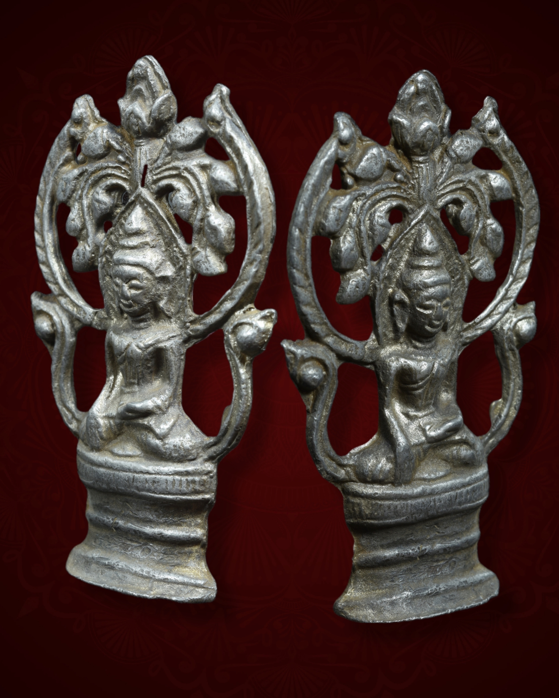 พระเชียงรุ้งนั่งซุ้มฉลุ หลังเจดีย์