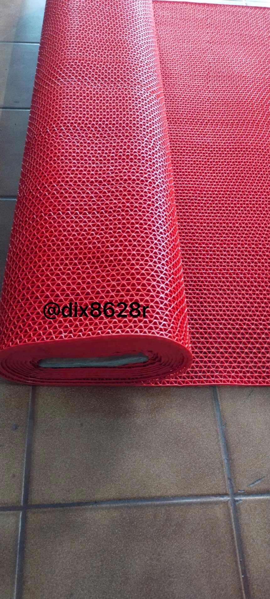 แผ่นกันลื่น ปูพื้นห้องน้ำ หรือใช้ปูพื้นทางเดินเปียกได้ เพื่อกันลื่นล้ม สีแดง หนา4 มิล กว้าง 90cm. ตัดขายเมตรละ 299