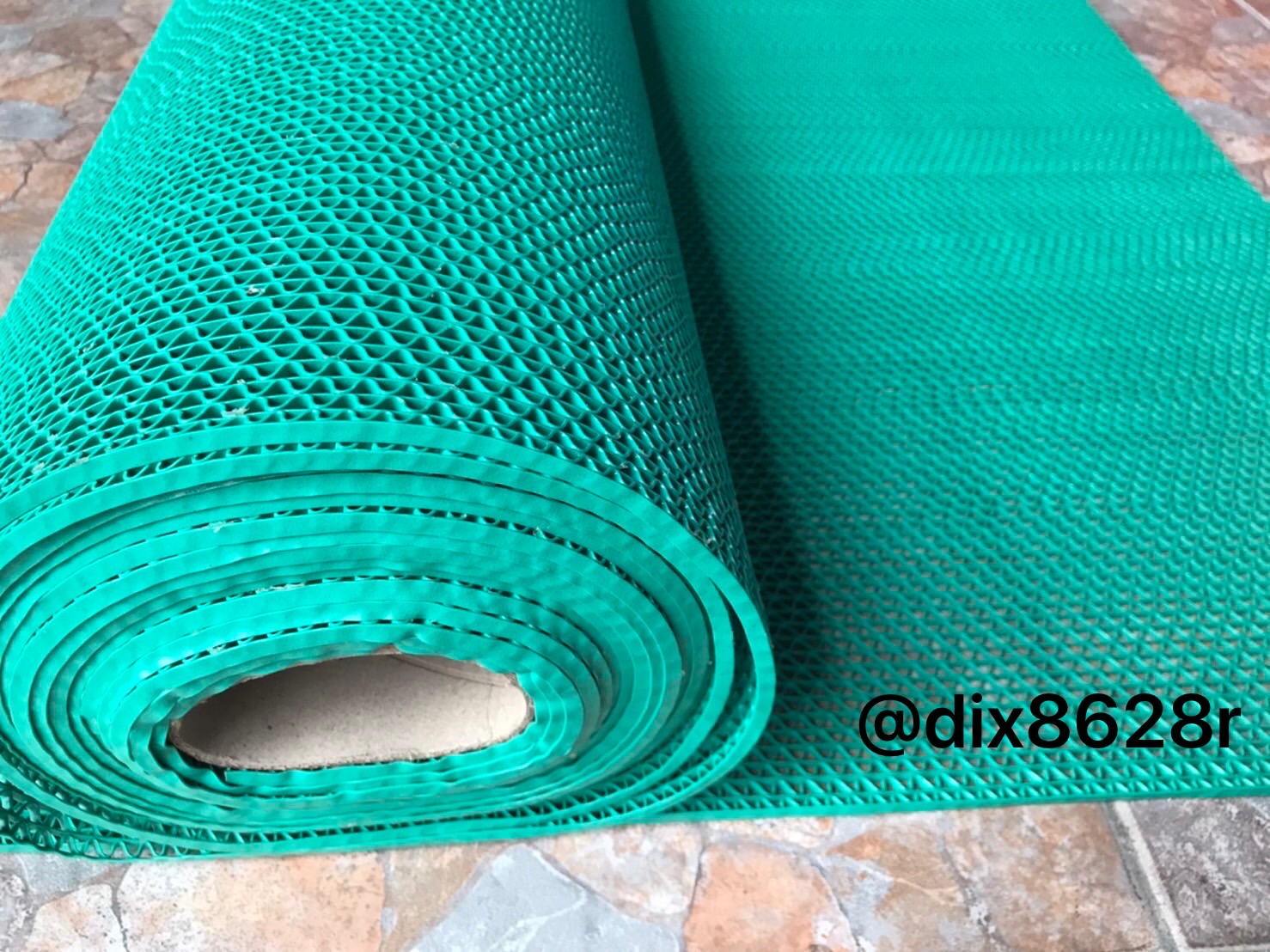 แผ่นกันลื่น สีเขียว ใช้ปูพื้นทางเดิน เพื่อกันลื่นล้ม หน้ากว้าง90cm.ตัดขายเป็นเมตรละ 299 บาท