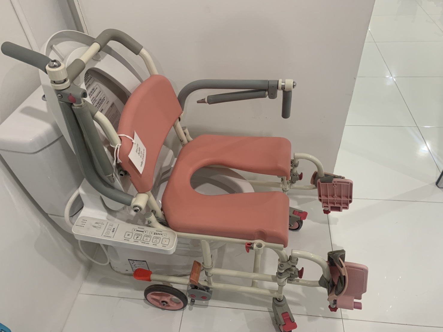 รถเข็นคร่อมสุขภัณฑ์ อาบน้ำ นั่งถ่าย อเนกประสงค์ ยกที่วางแขนเปิดได้ โครงพักเท้าสวิงได้ MATSUNAGA รุ่น SW21W (入浴関連) พับเก็บได้ แบรนด์จากประเทศญี่ปุ่น รับประกันโครงสร้าง 5 ปี (รุ่นยอดนิยม