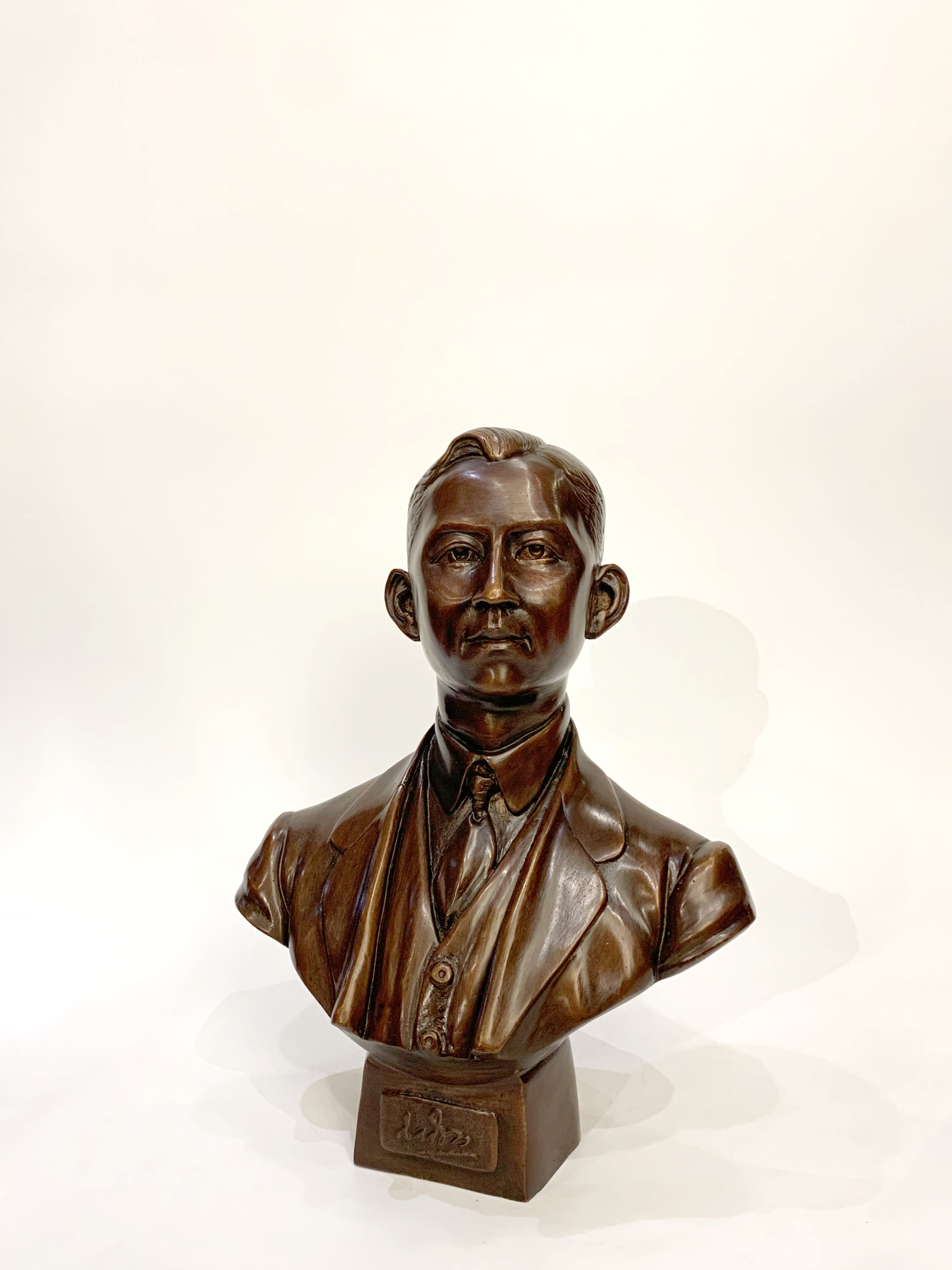 พระบิดา : สมเด็จพระมหิตลาธิเบศรฯ ครึ่งพระองค์