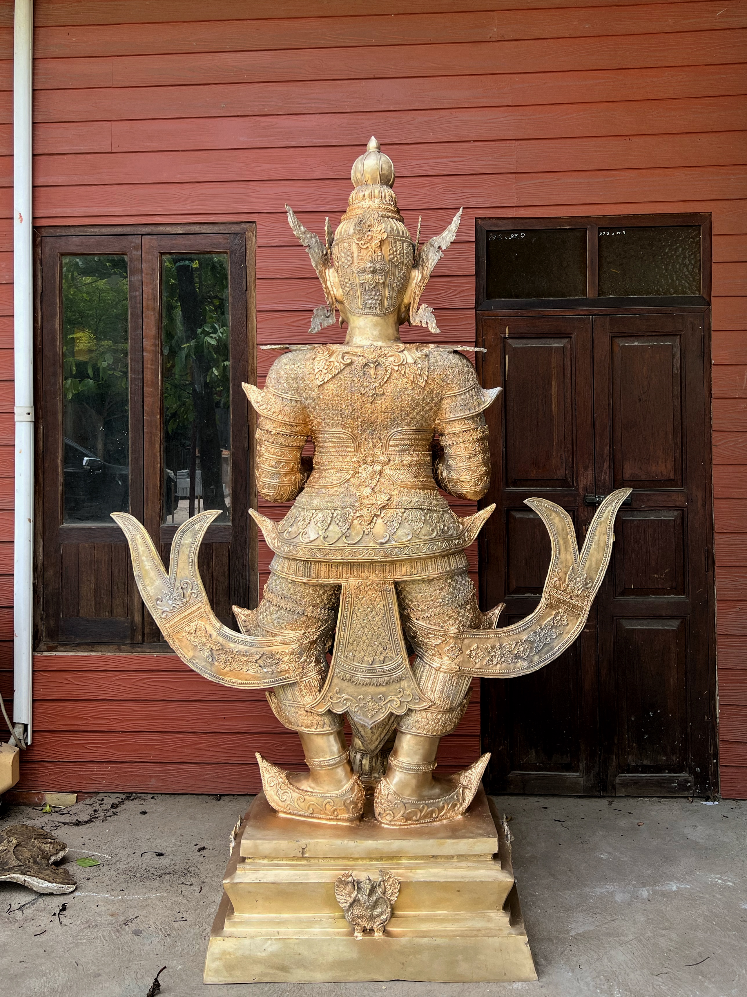 ท้าวเวสสุวรรณ ขนาดสูง 2.35 เมตร