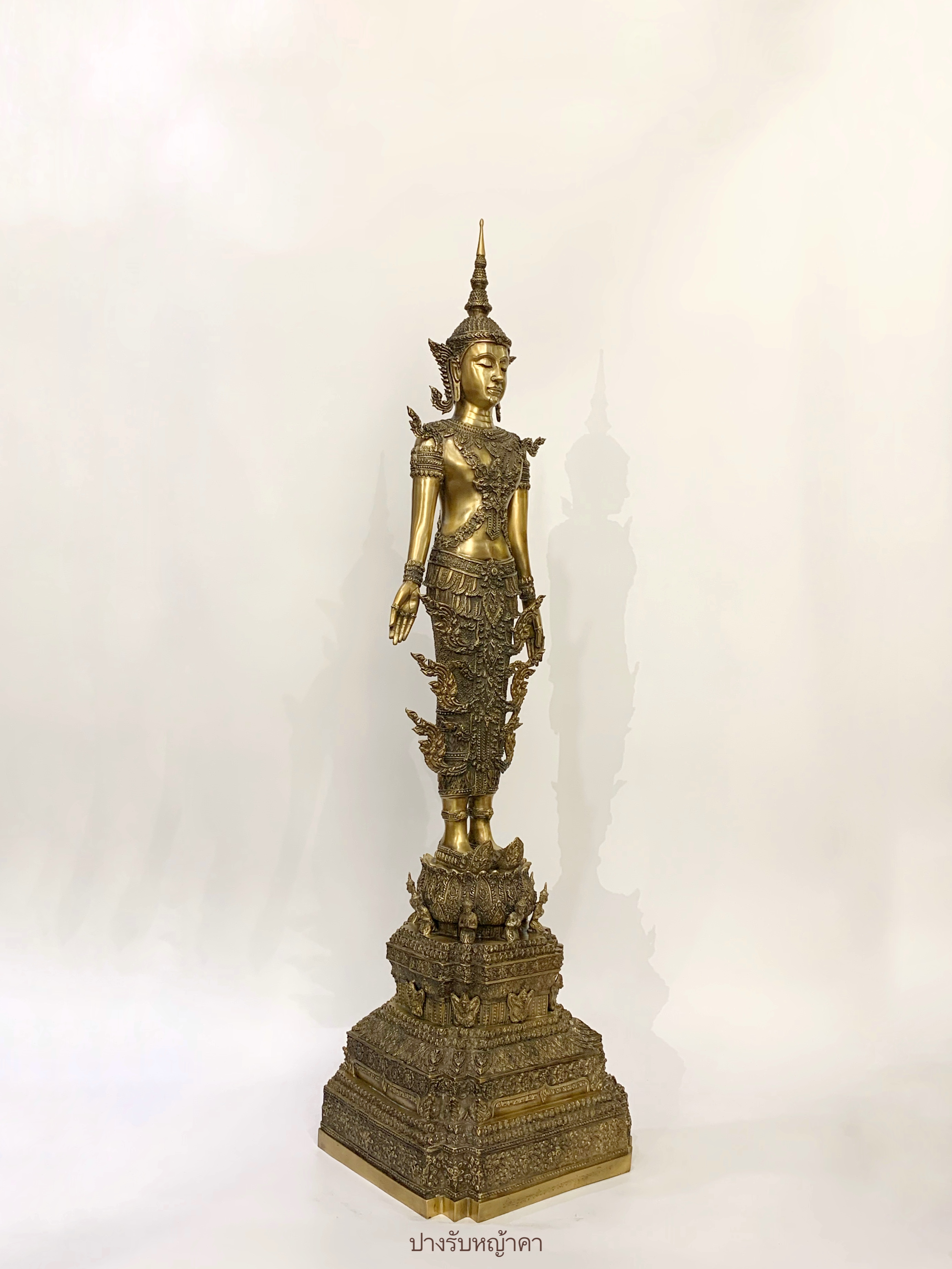 พระพุทธรูป ปางรับหญ้าคา ทรงเครื่องจักรพรรดิ์ หน้าตัก 9 นิ้ว