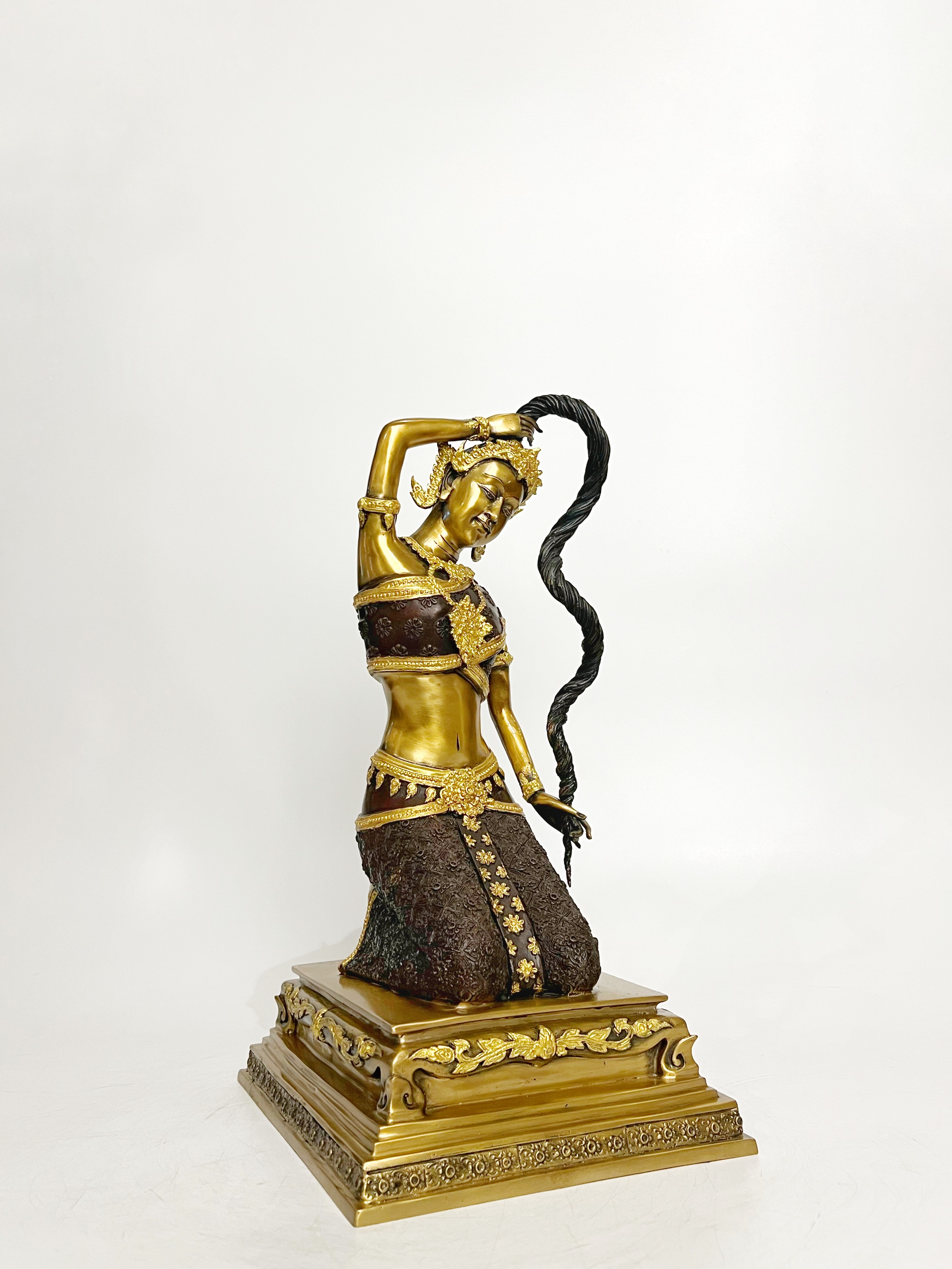 พระแม่ธรณีบีบมวยผม หน้าตัก 9 นิ้ว