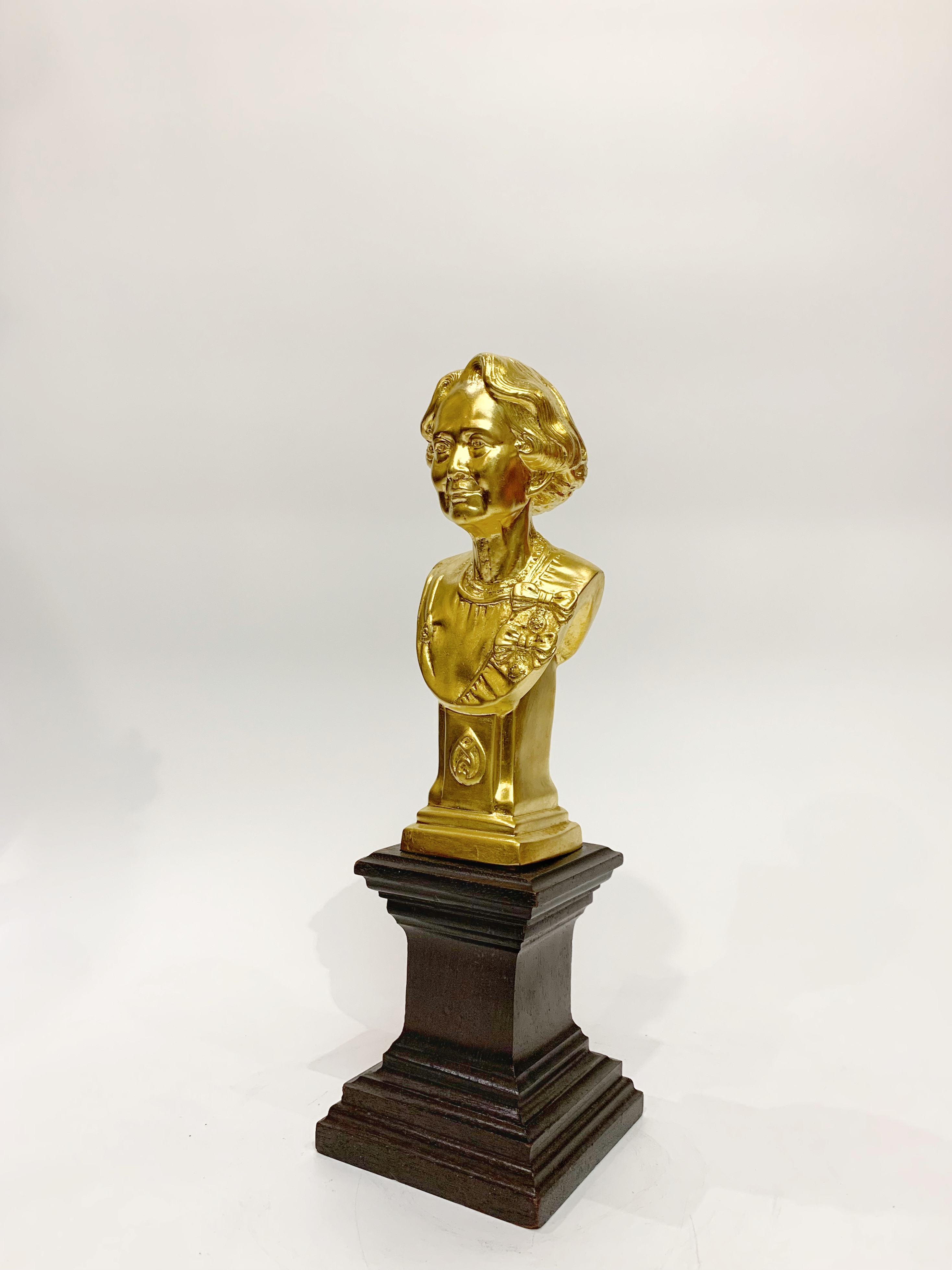 สมเด็จย่า ครึ่งพระองค์ พร้อมฐานไม้มะค่า