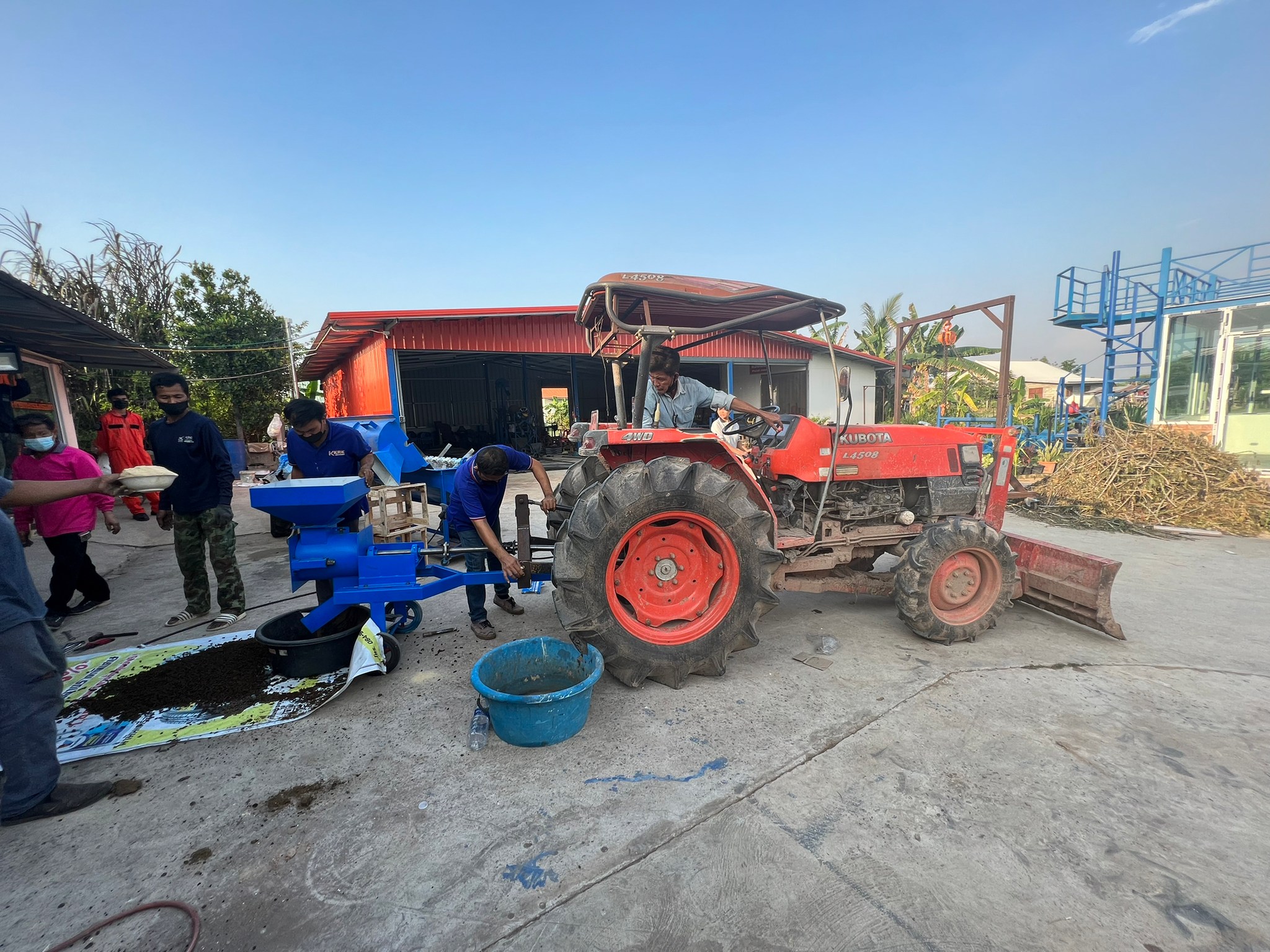 เครื่องอัดเม็ดรุ่นPTOเเบบรถไถนั่งขับ กำลังการผลิต500-1000โล
