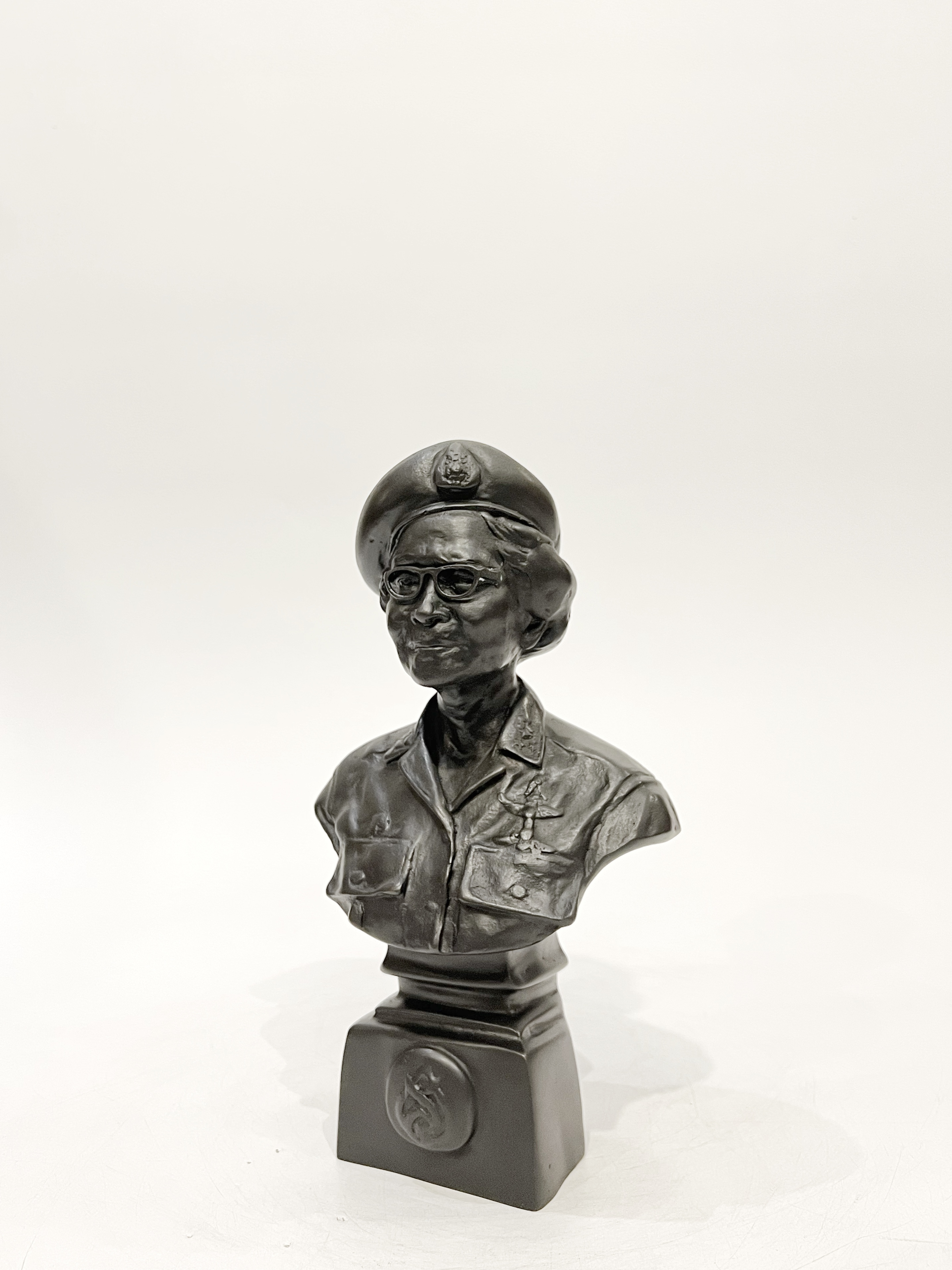 สมเด็จย่า ครึ่งพระองค์