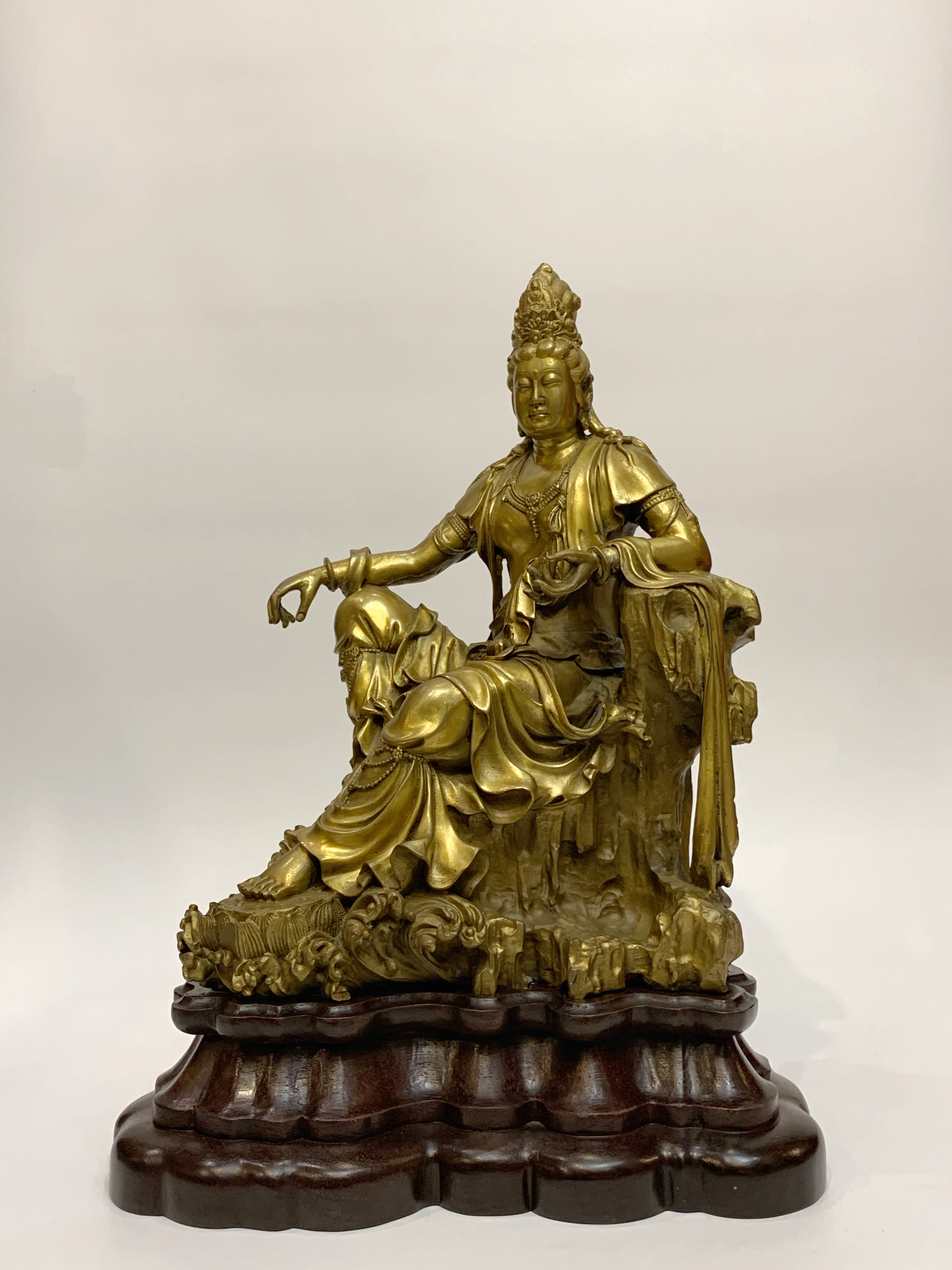 พระโพธิสัตว์กวมอิม พร้อมฐานไม้มะค่า