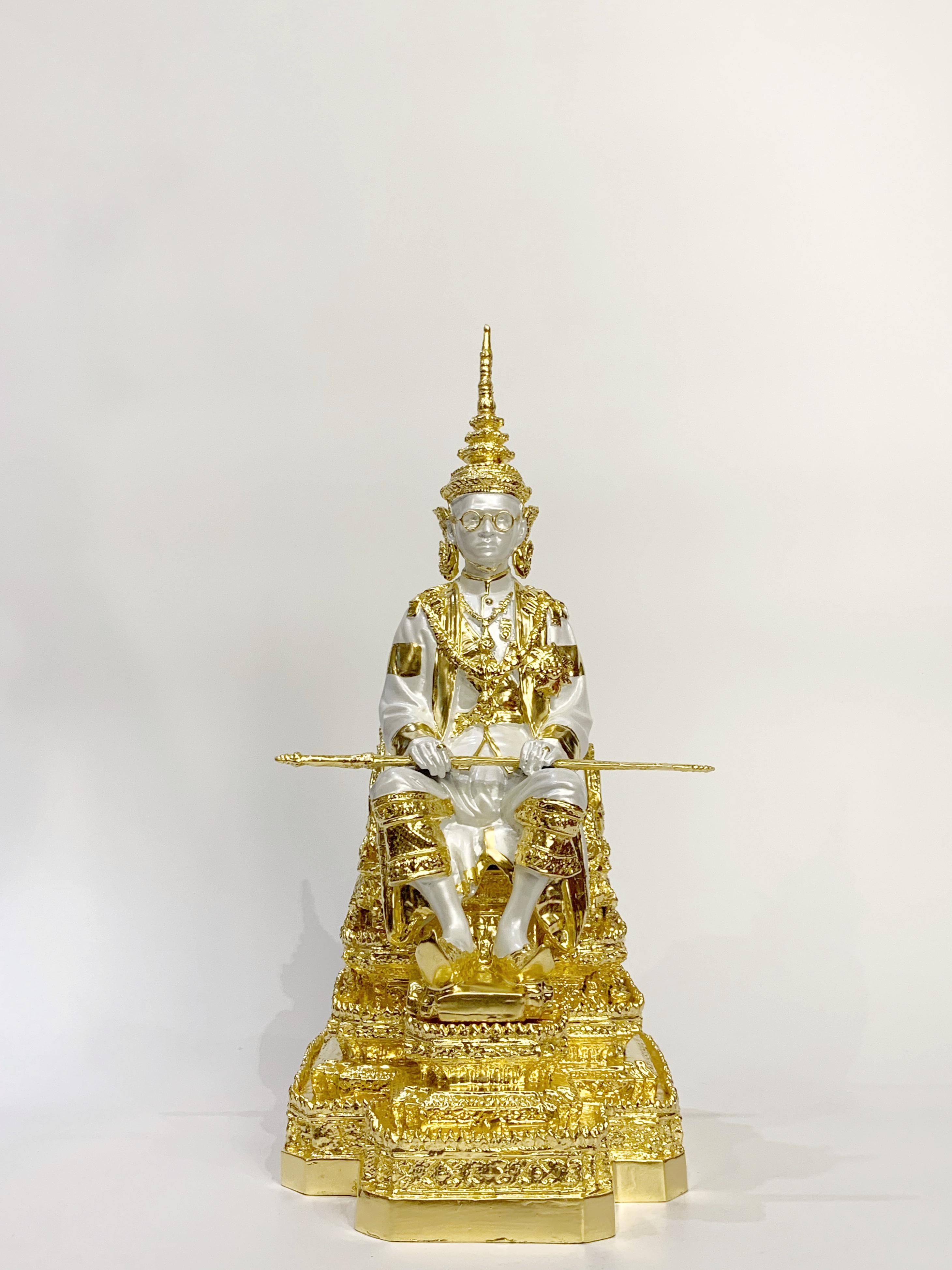รัชกาลที่ 9 นั่งบัลลังก์ หน้าตัก 5 นิ้ว