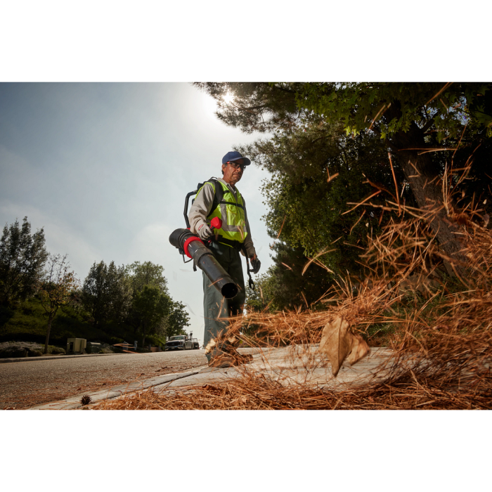 MILWAUKEE M18 F2BPB-0 เครื่องเป่าใบไม้สะพายหลัง ระบบแบตเตอรี่คู่ พร้อมเครื่องชาร์จและแบตเตอรี่ 18V@5.0AH x 2 ก้อน