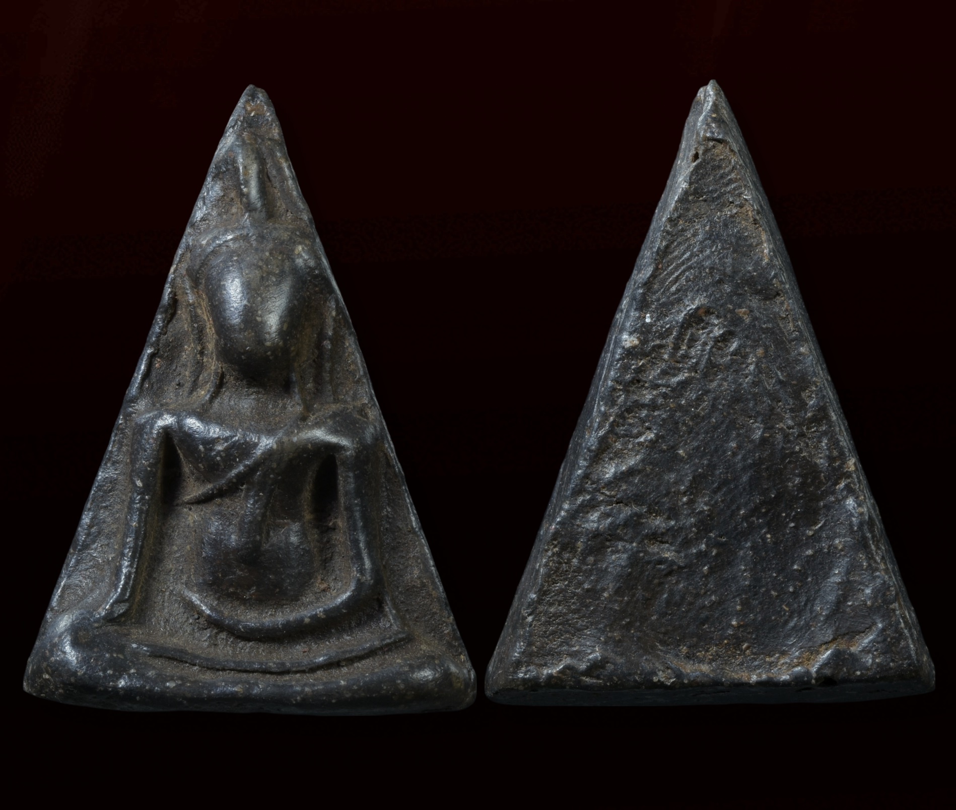 พระนางพญา พิมพ์เข่าโค้ง เนื้อดำ