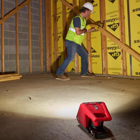 MILWAUKEE รุ่น M12 AL-201 ไฟส่องสว่างพื้นที่ไร้สาย 12 โวลท์ พร้อมฐานแม่เหล็กรวมเครื่องชาร์จและแบต 2.0AH x 1 ก้อน