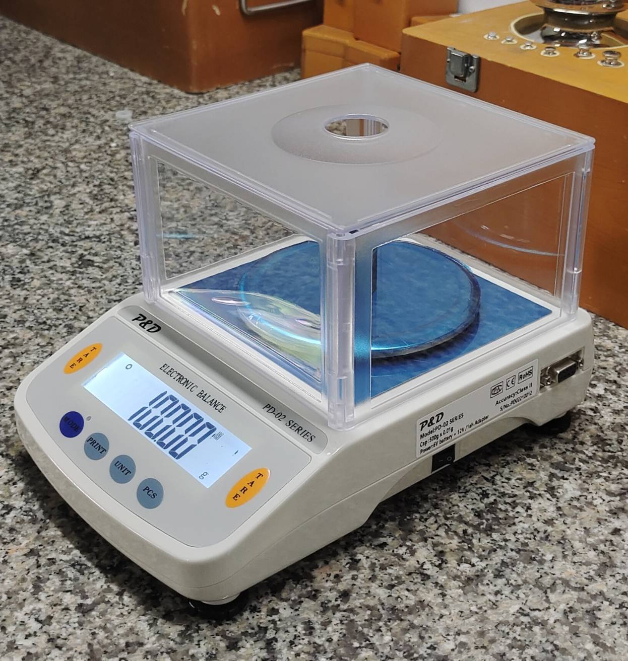 เครื่องชั่งละเอียด 500 g. ค่าละเอียด 0.01 g. ตู้ครอบอะคริลิค (ต่อคอมพิวเตอร์)