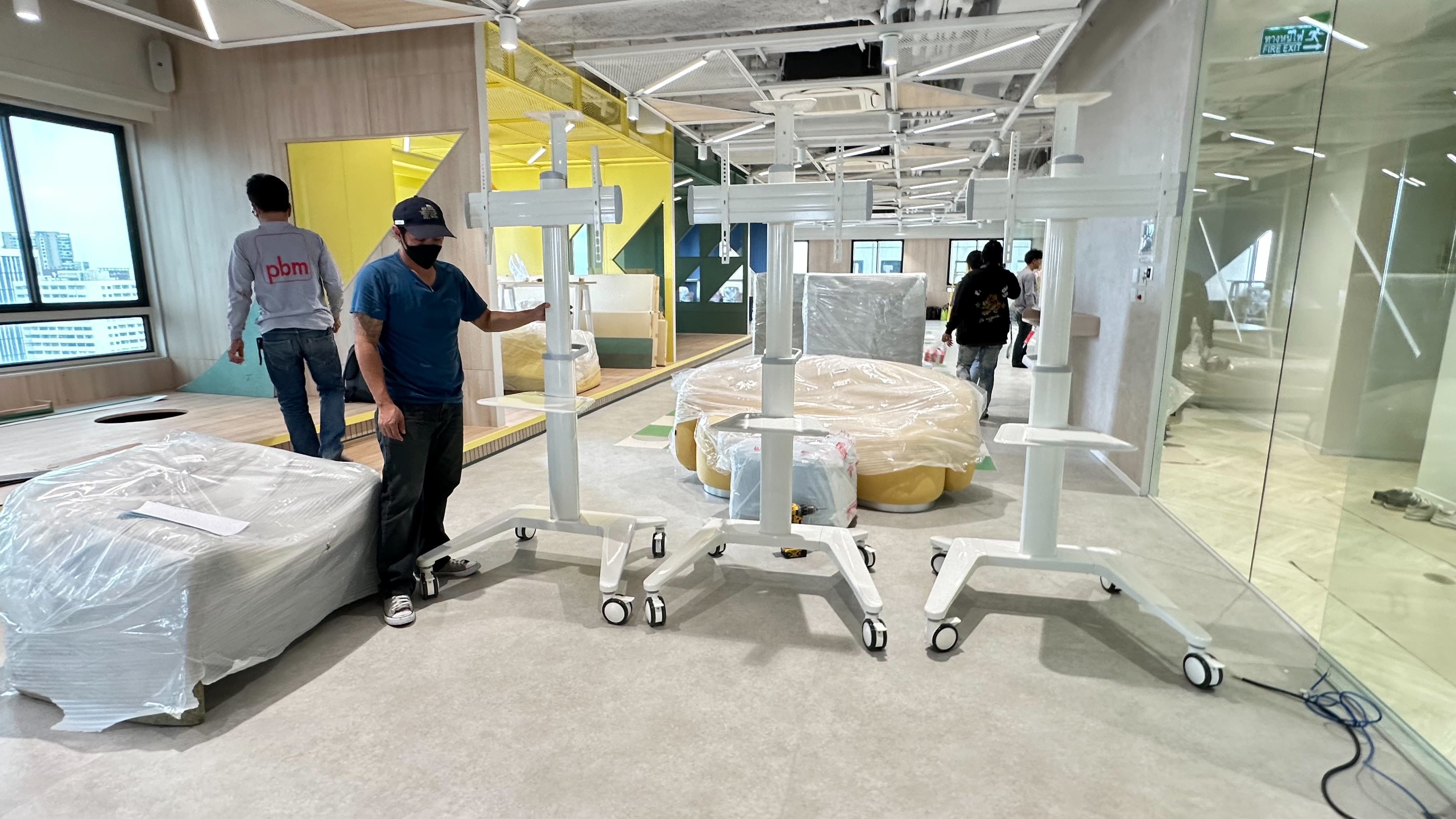 JMTVSTAND MT-F9200ขาตั้งพื้นทีวีมีล้อเลื่อน วัสดุอลูมิเนียม {สีขาว} รูปทรงสวยงาม ทันสมัย รองรับทีวีขนาด 37"-75"นิ้ว{รับประกัน 3ปี0964746498 }