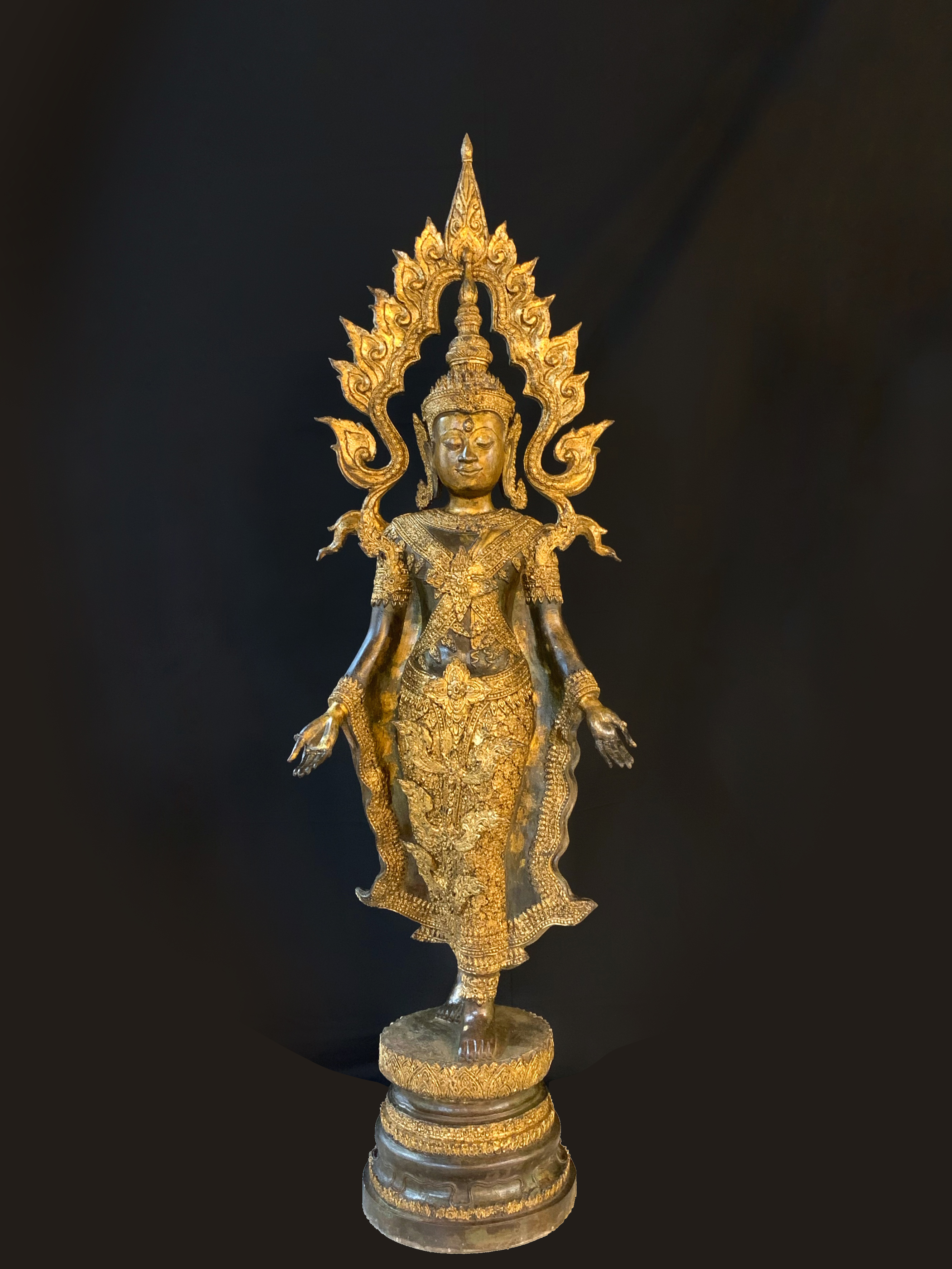 พระพุทธมหาจักรพรรดิ ปางเปิดโลก สูง 2 เมตร