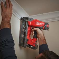 MILWAUKEE M18 FN18GS-502 เครื่องยิงตะปูไร้สาย แรงดัน 18 โวลท์ พร้อมแท่นชาร์จ แบต 2.0 AH x 2 ก้อน