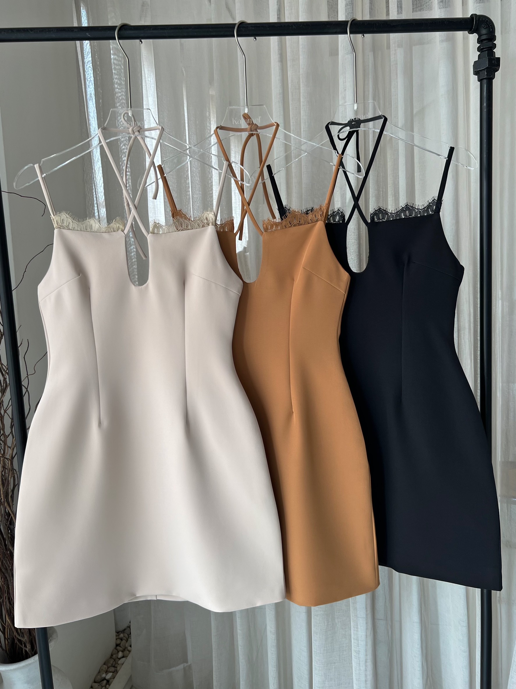 #5052 Colina Dress เดรสสั้นสายเดี่ยวปรับได้ แต่งอกลูกไม้ ทรงอกเว้าด้านหน้ามีเชือกให้ผูกโบว์ thitiya