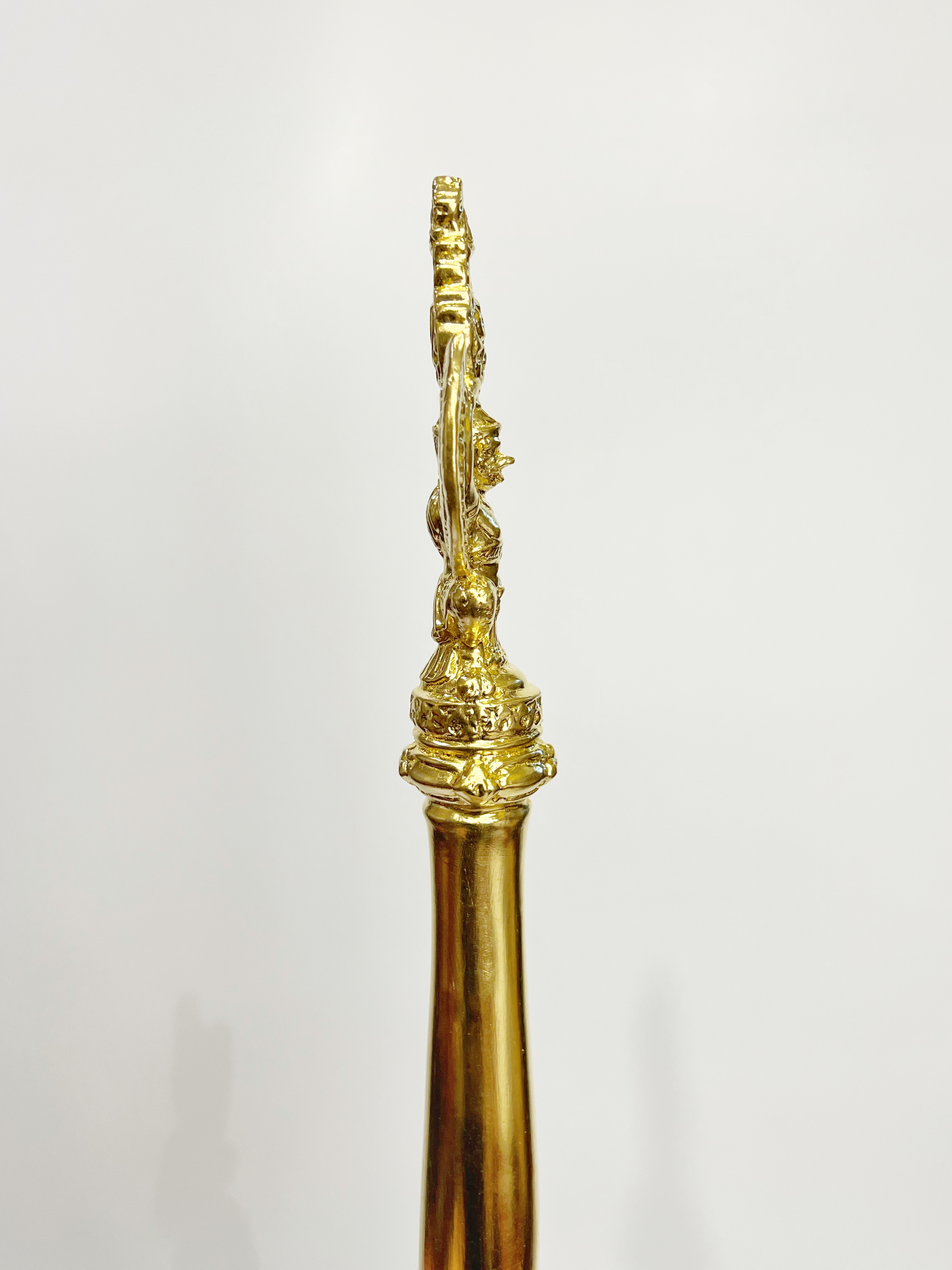 พระคฑาจอมพล ในรัชกาลที่ 9 พร้อมแท่นวางไม้มะค่าแบบสี่เสา