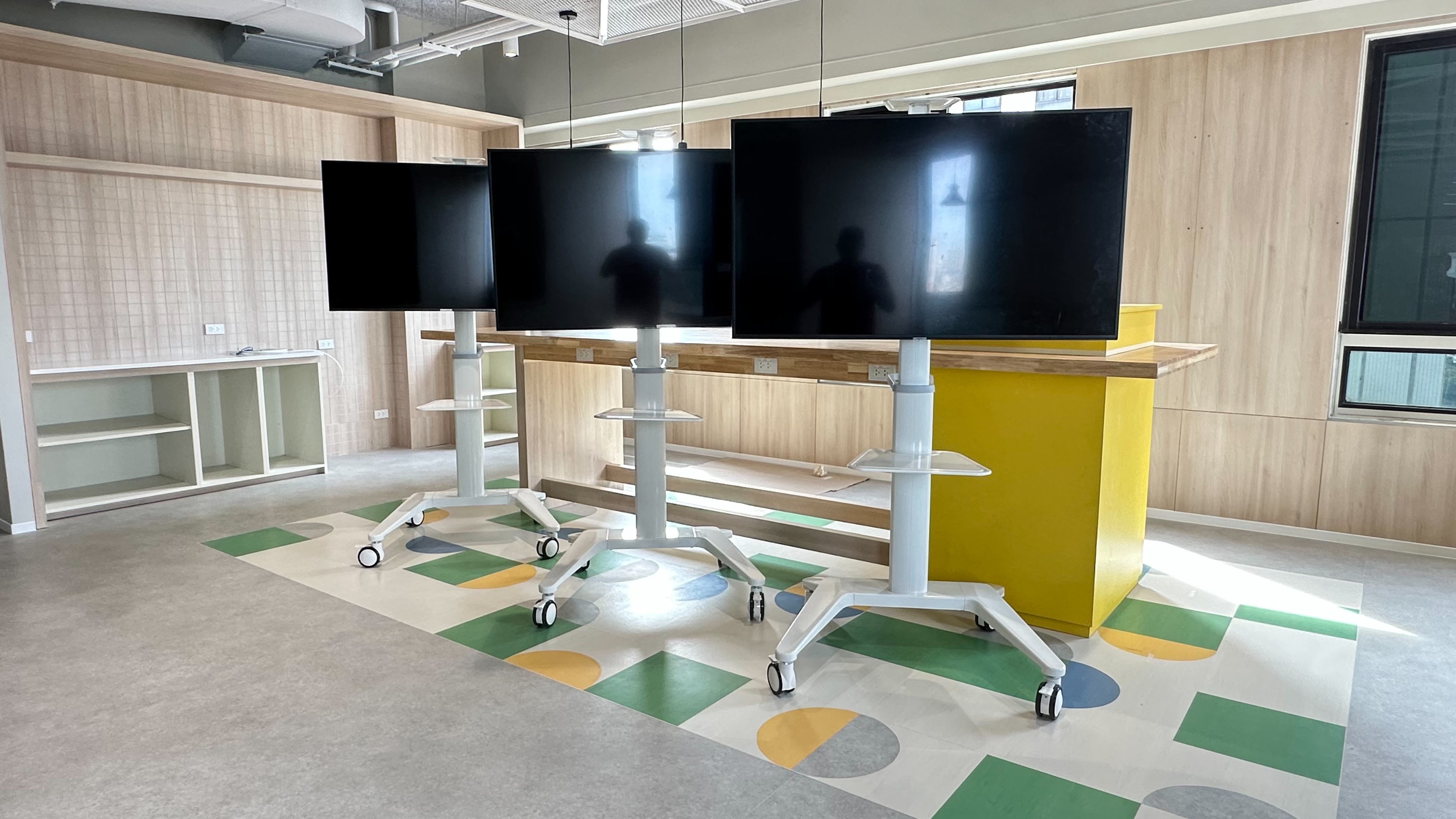 JMTVSTAND MT-F9200ขาตั้งพื้นทีวีมีล้อเลื่อน วัสดุอลูมิเนียม {สีขาว} รูปทรงสวยงาม ทันสมัย รองรับทีวีขนาด 37"-75"นิ้ว{รับประกัน 3ปี0964746498 }