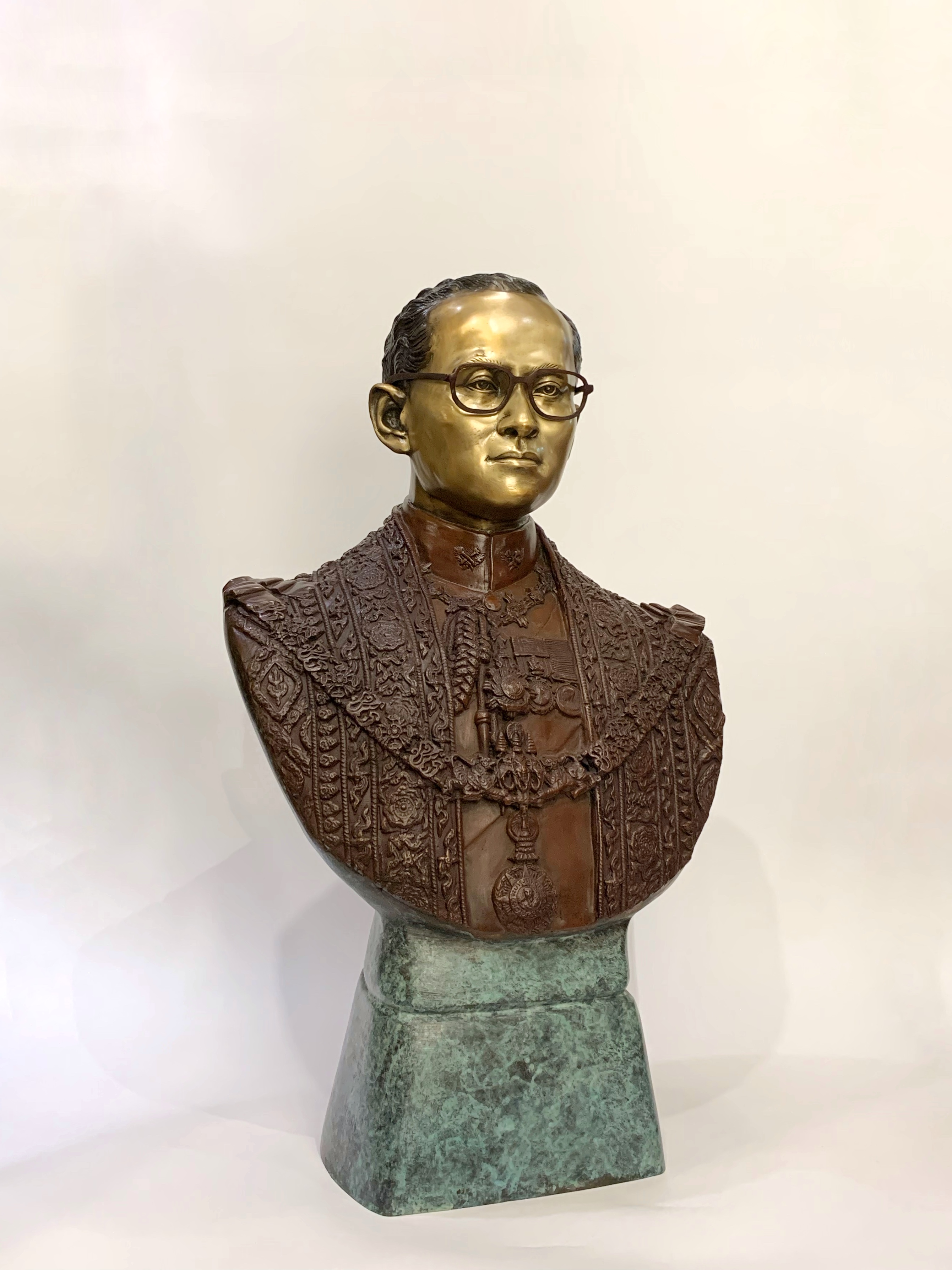 รัชกาลที่ 9 ครึ่งพระองค์ (ขนาดเท่าจริง)
