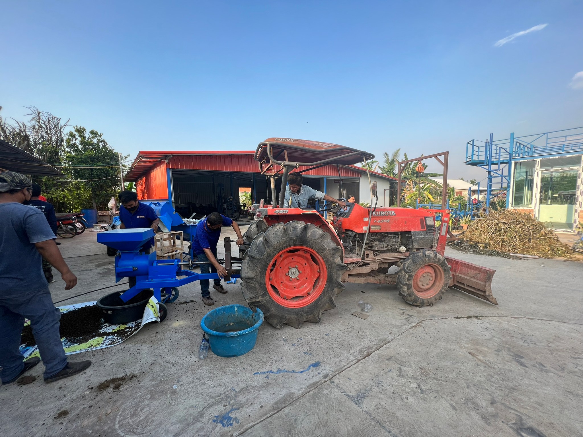 เครื่องอัดเม็ดรุ่นPTOเเบบรถไถนั่งขับ กำลังการผลิต500-1000โล