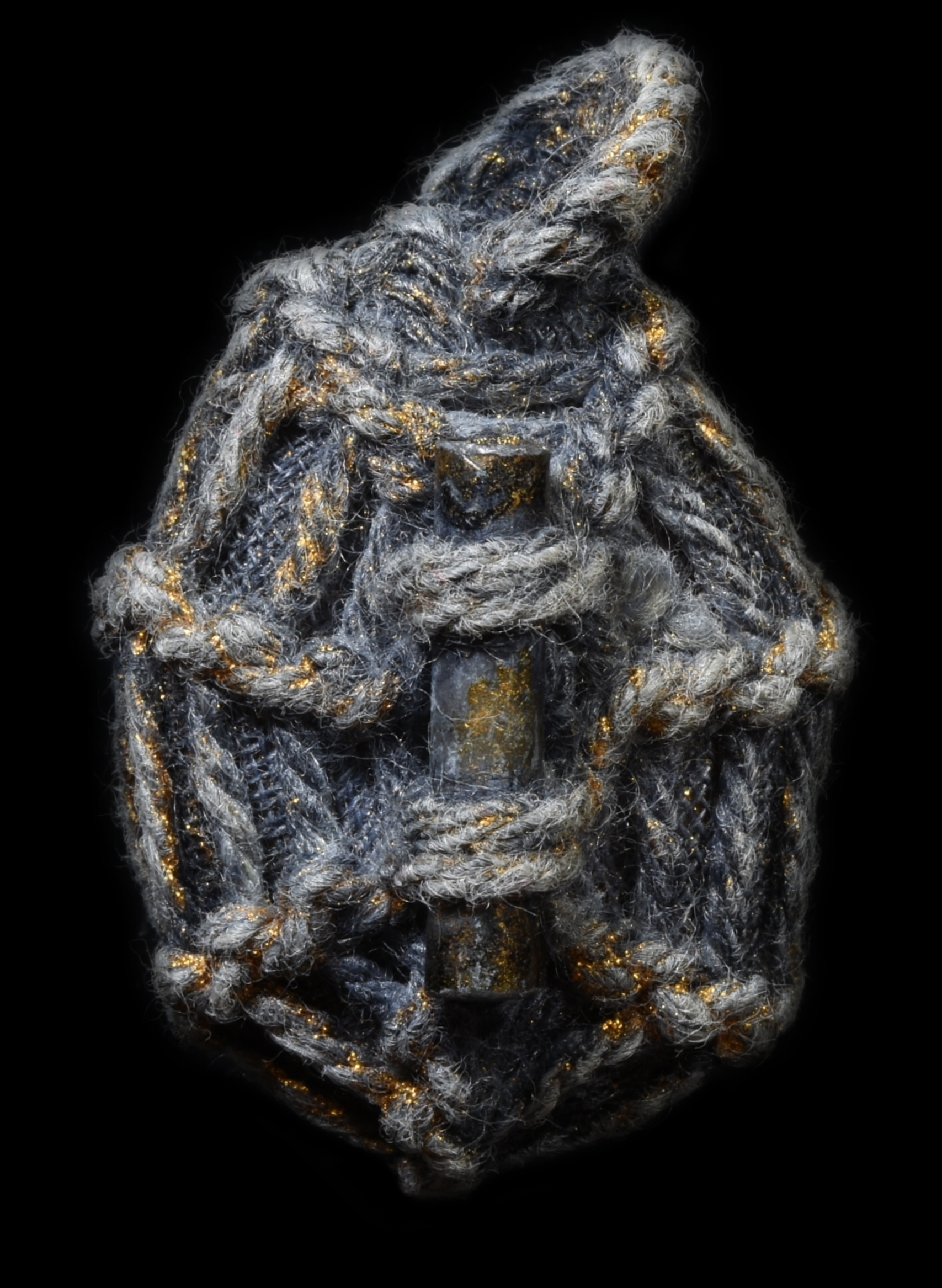 เบี้ยแก่ถักเชือก หลังตระกุด