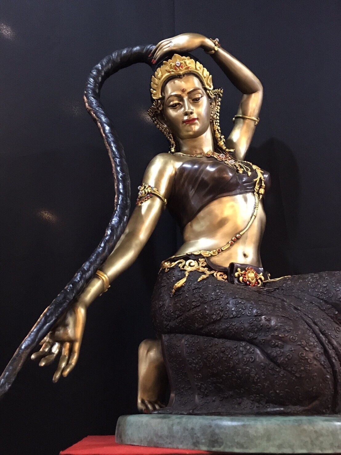 พระแม่ธรณีบีบมวยผม หน้าตัก 30 นิ้ว