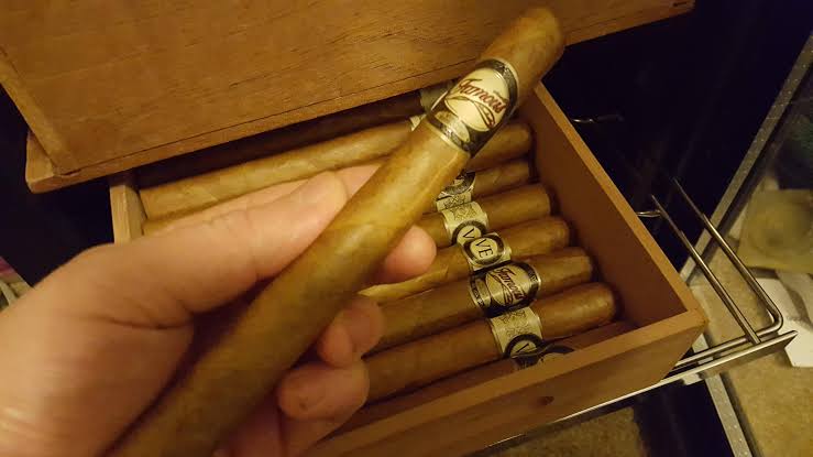 Famous Vitola Especial "7x50"
