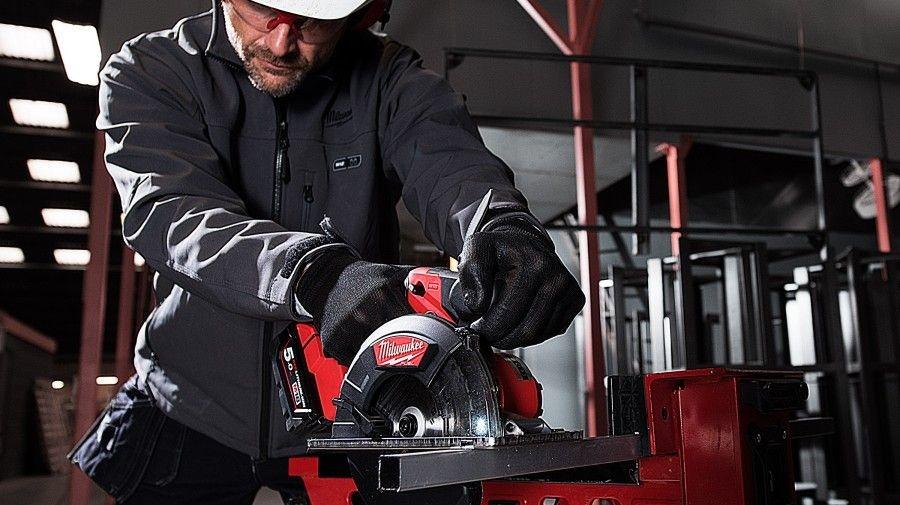 MILWAUKEE รุ่น M18 FMCS-0X เลื่อยวงเดือนตัดเหล็กไร้สายขนาด 150 มิลลิเมตร แรงดัน 18 โวลท์ เครื่องเปล่า
